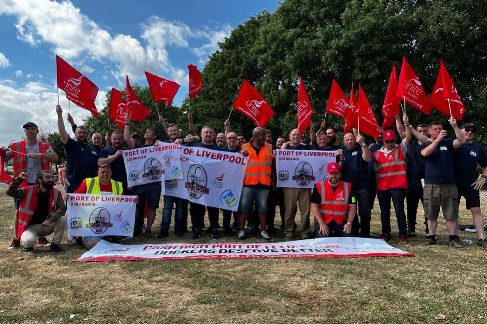 Felixstowe ve Liverpool limanı işçileri