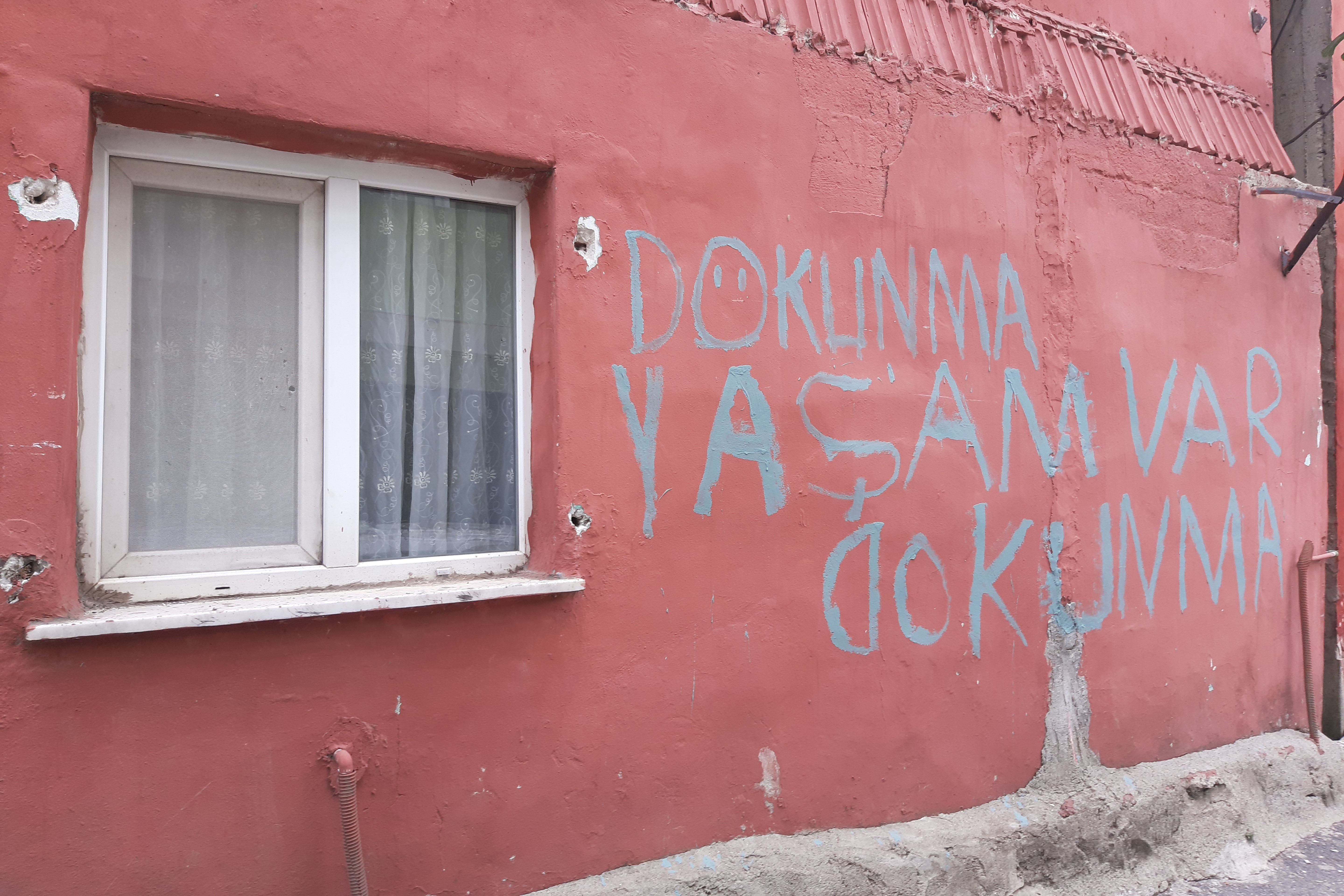 Beykoz Tokatköy Mahallesinde yurttaşların bir evin duvarına yazdığı 'Dokunma yaşam var dokunma' yazısı