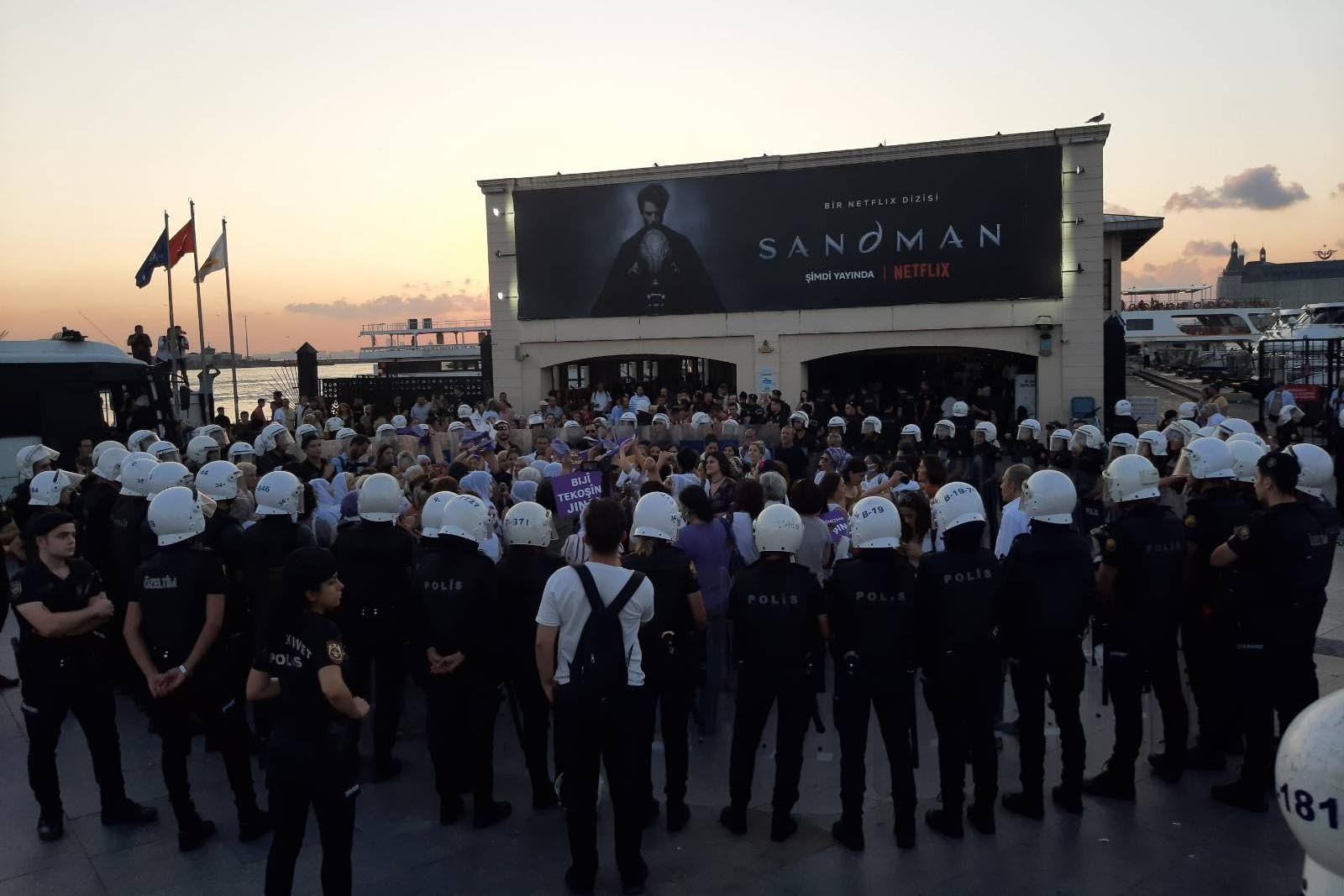 İstanbul'da kadınlar polis ablukasında