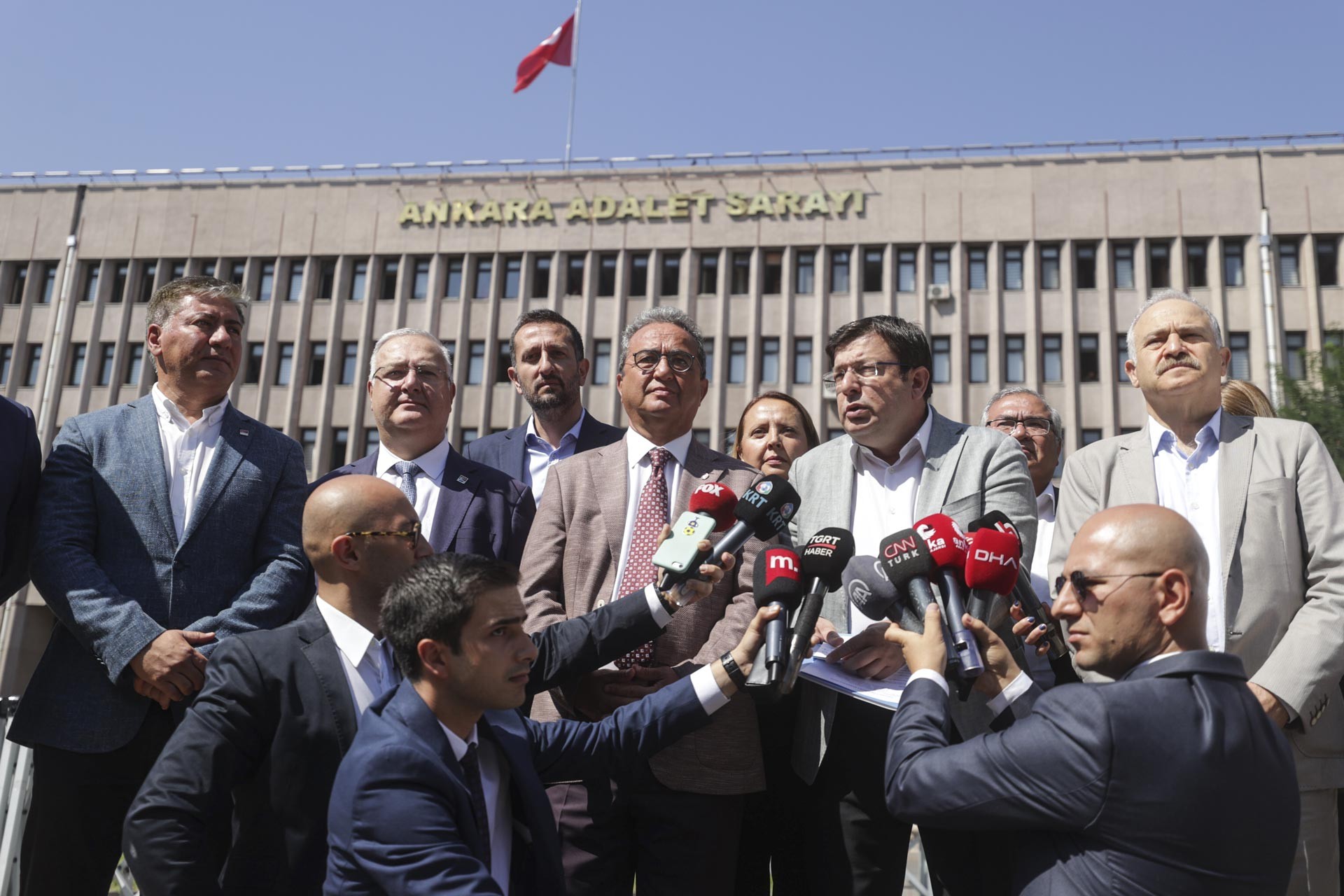 Aralarında CHP’nin de olduğu 6 parti eski SPK Başkanı Taşkesenlioğlu hakkında suç duyurusunda bulunmuşlardı. 