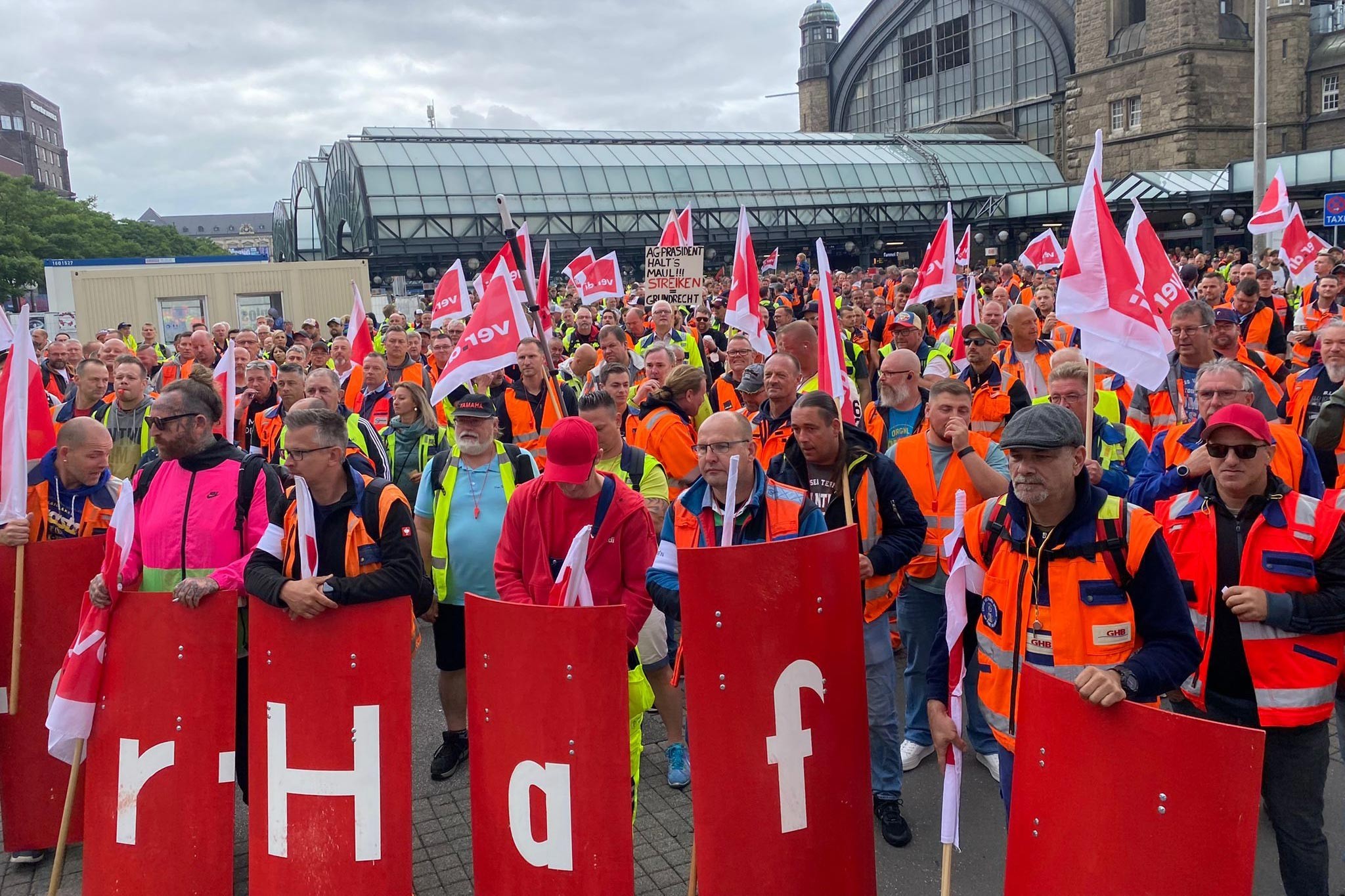 Almanya Hamburg'da liman işçilerinin yaptığı eylemden bir fotoğraf.