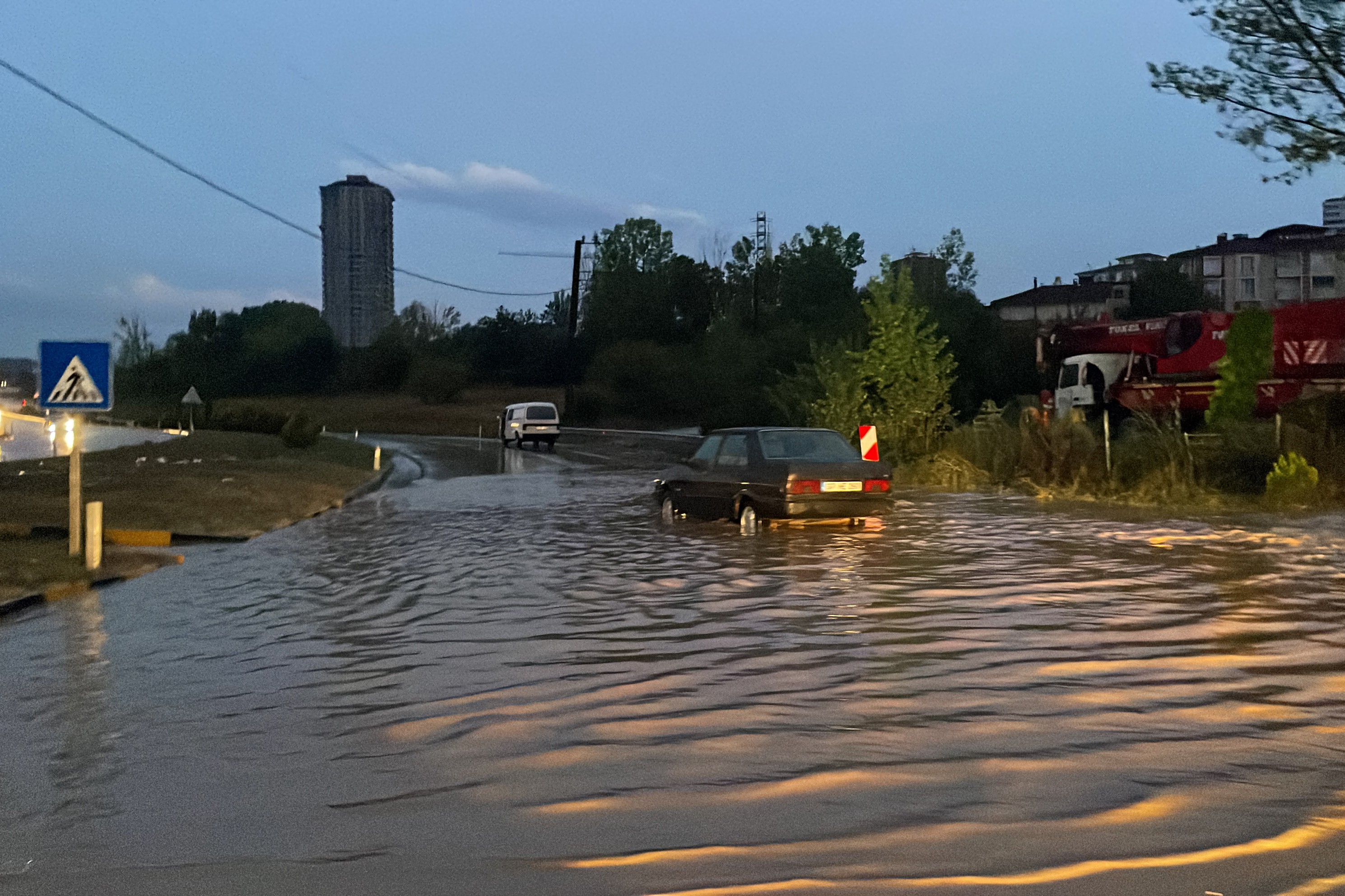 Kastamonu'da sağanak ve dolunun ardından yollarda su birikintileri oluştu.