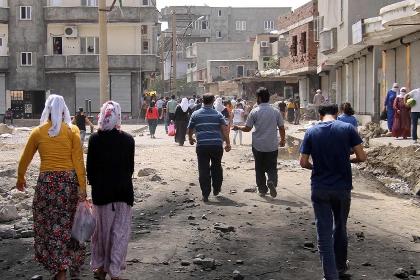 Şırnak'ın Cizre ilçesinde uygulanan sokağa çıkma yasaklarının ardından bir mahallenin görüntüsü