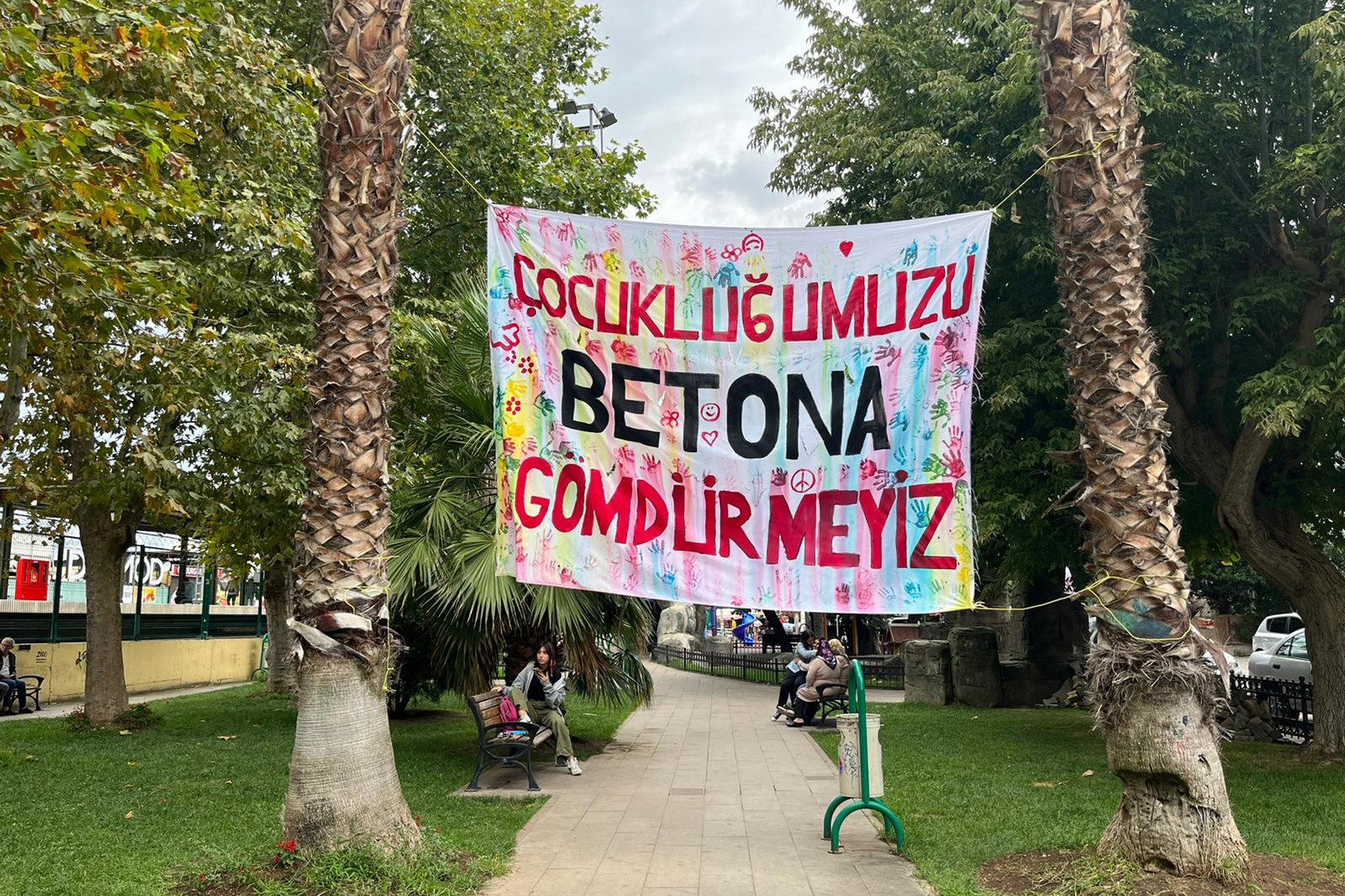 Maltepe'de yurttaşların Barış Manço Parkı'nın yıkılmaması talebiyle hazırladığı pankart