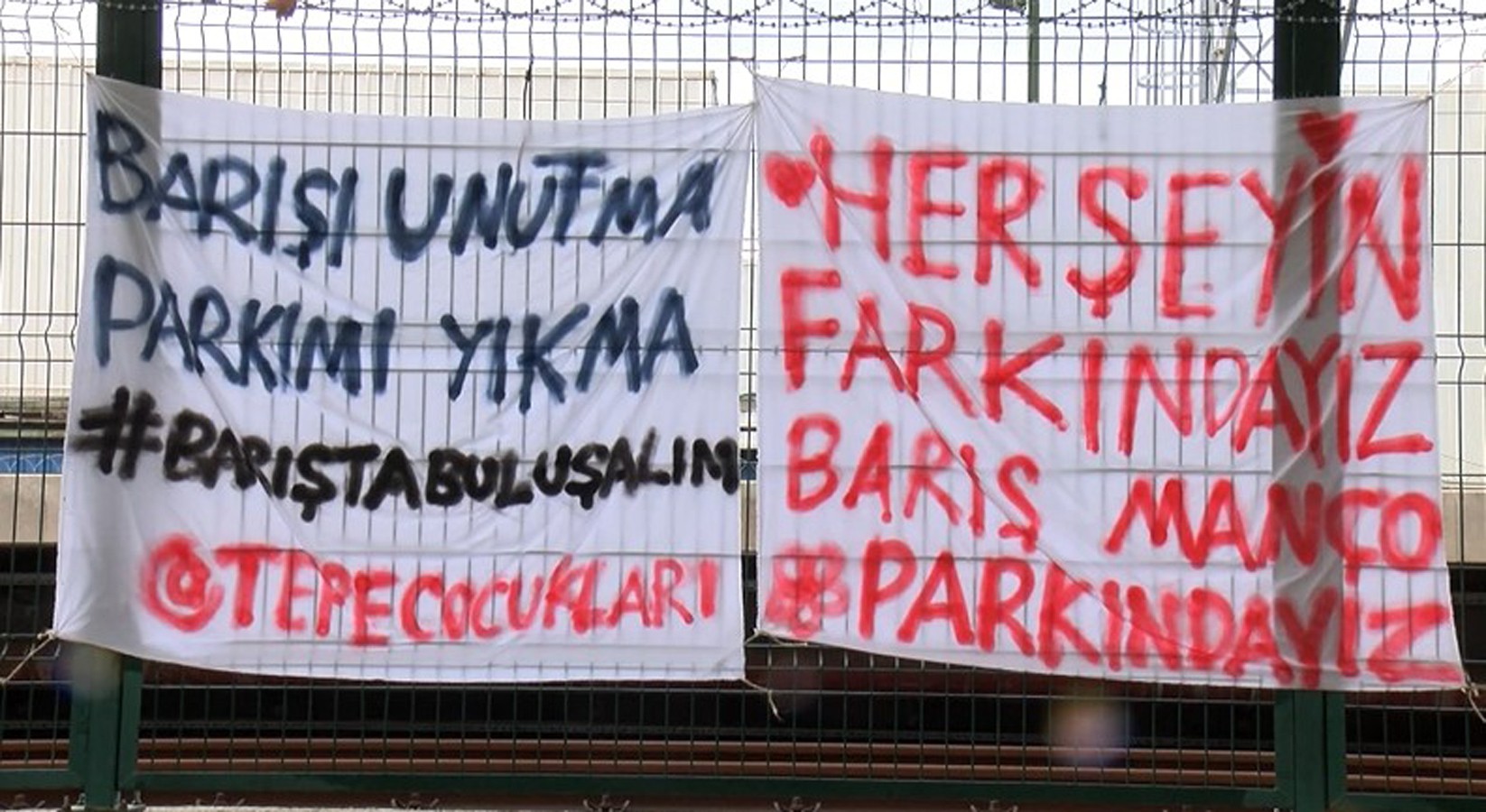 Maltepe'de yurttaşların Barış Manço Parkı'nın yıkılmaması talebiyle hazırladığı pankart