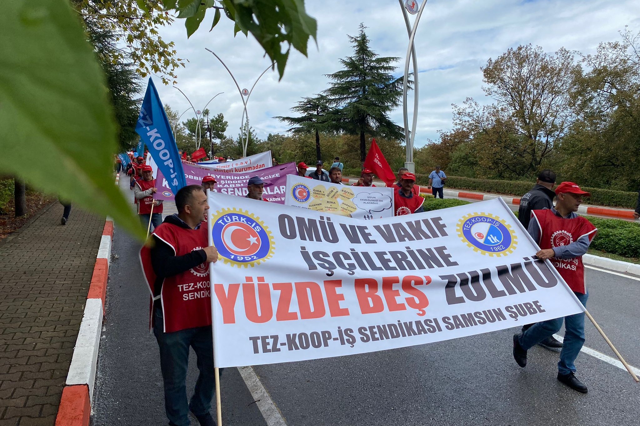 ellerinde pankart tutan işçiler