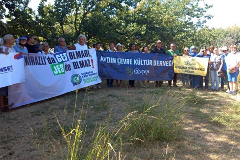 Yaşam savunucuları pankartlarıyla bir arada