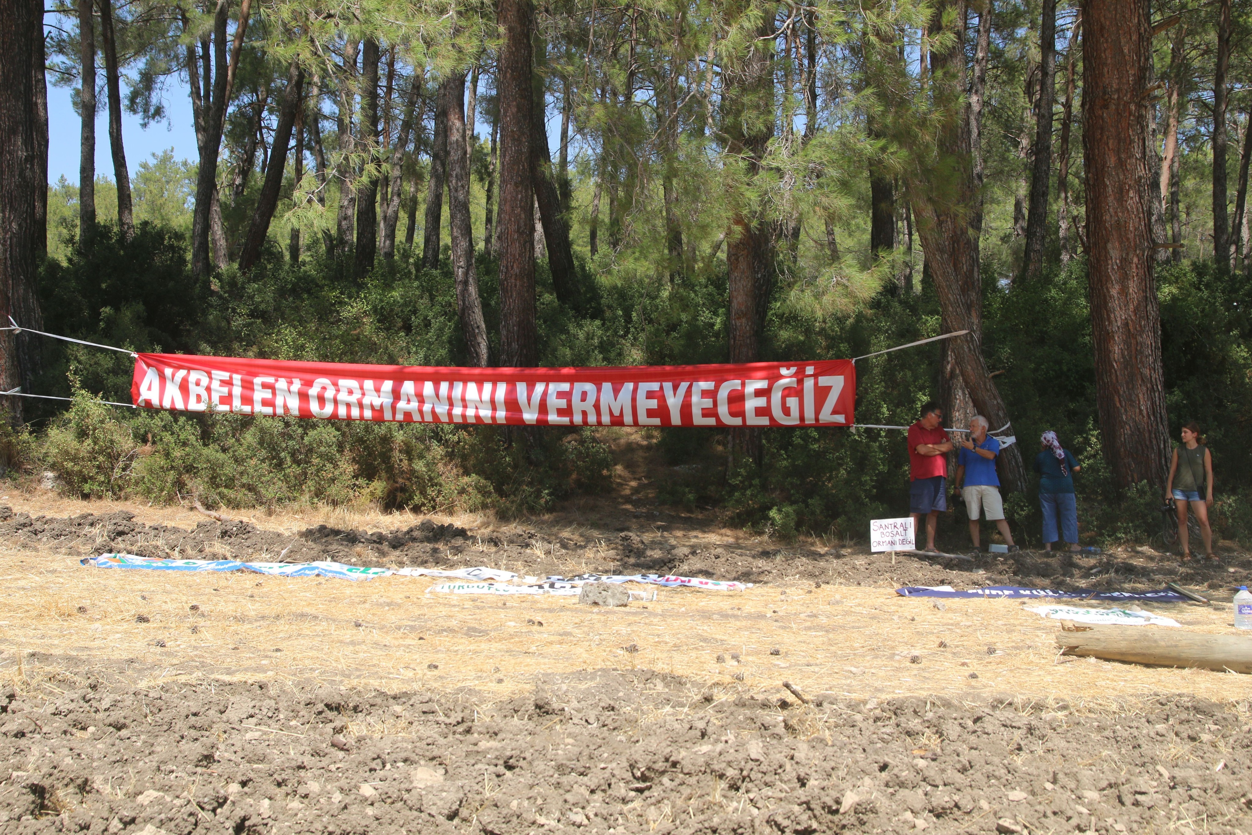 Akbelen ormanını vermeyeceğiz yazılı pankart