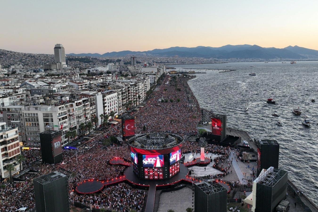 İzmir'de 9 Eylül'ün 100. yılı | Gündoğdu Meydanı hınca hınç doldu, Tarkan sahnede