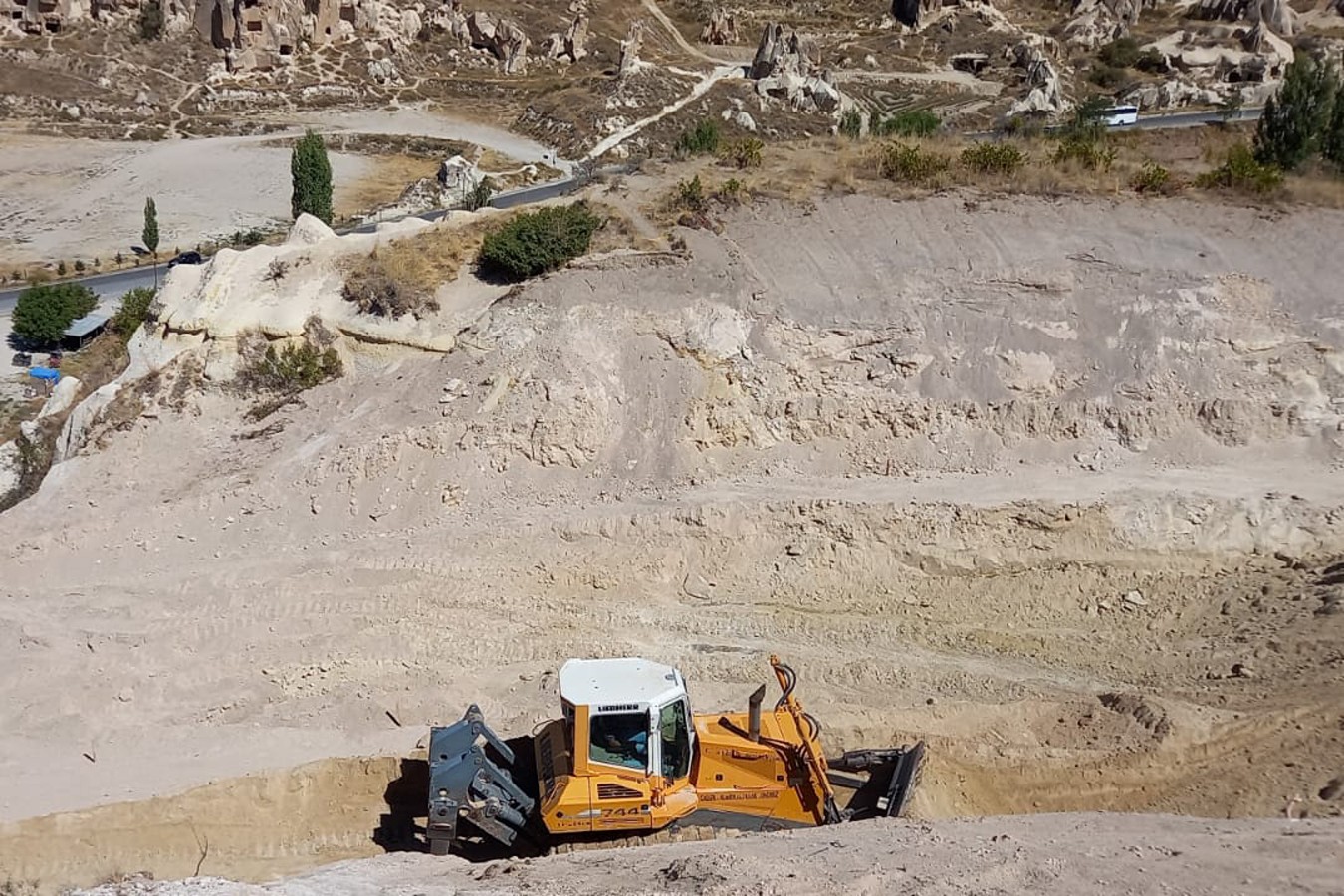 Kapadokya'da Peri Bacaları'nı ve tarihi yapıları yok etme pahasına süren yol çalışmasından fotoğraf.