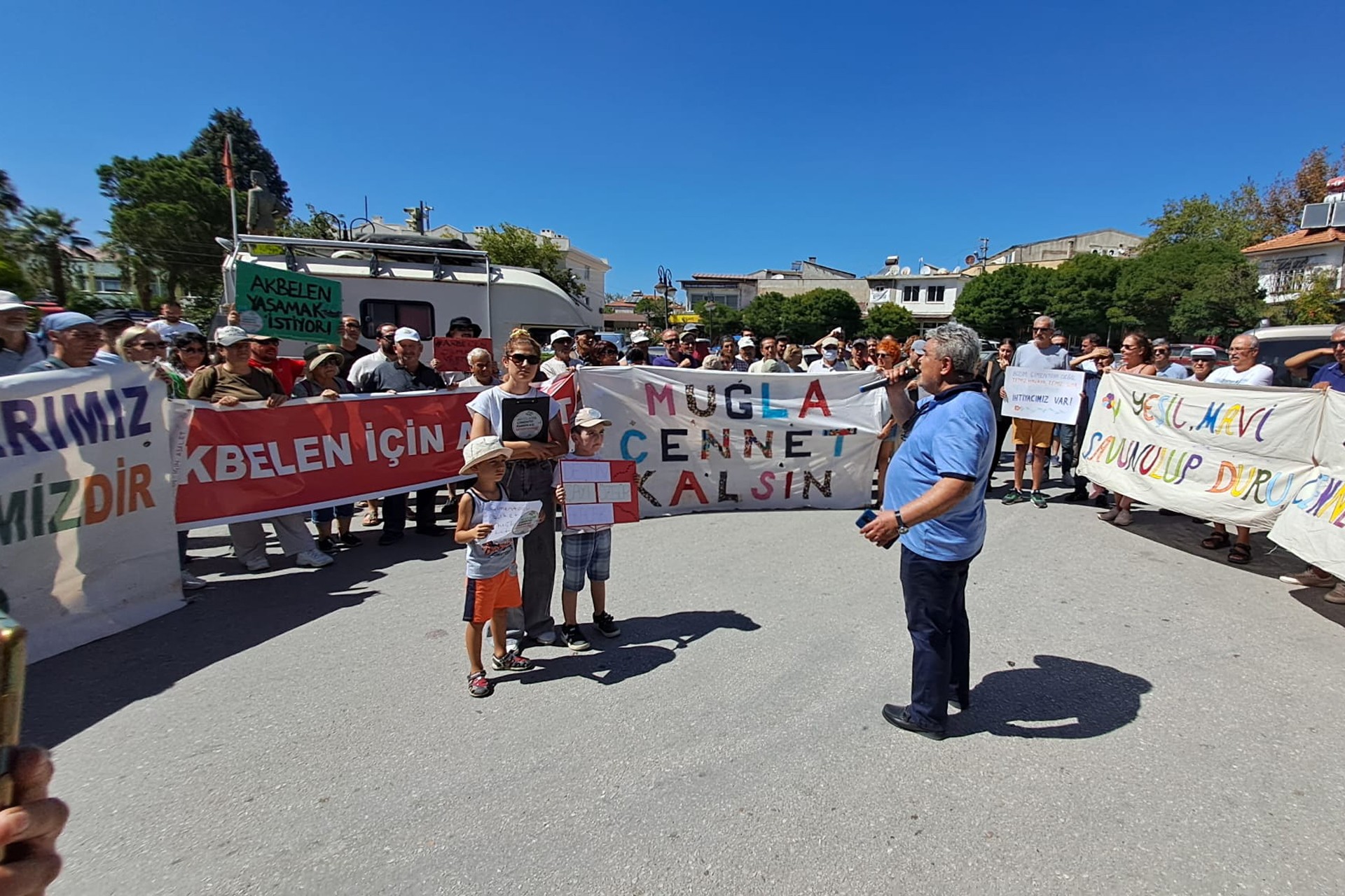 Muğla'da çimento fabrikasına karşı yaşam alanlarını koruyan yurttaşların gerçekleştirdiği protesto eyleminden bir fotoğraf.