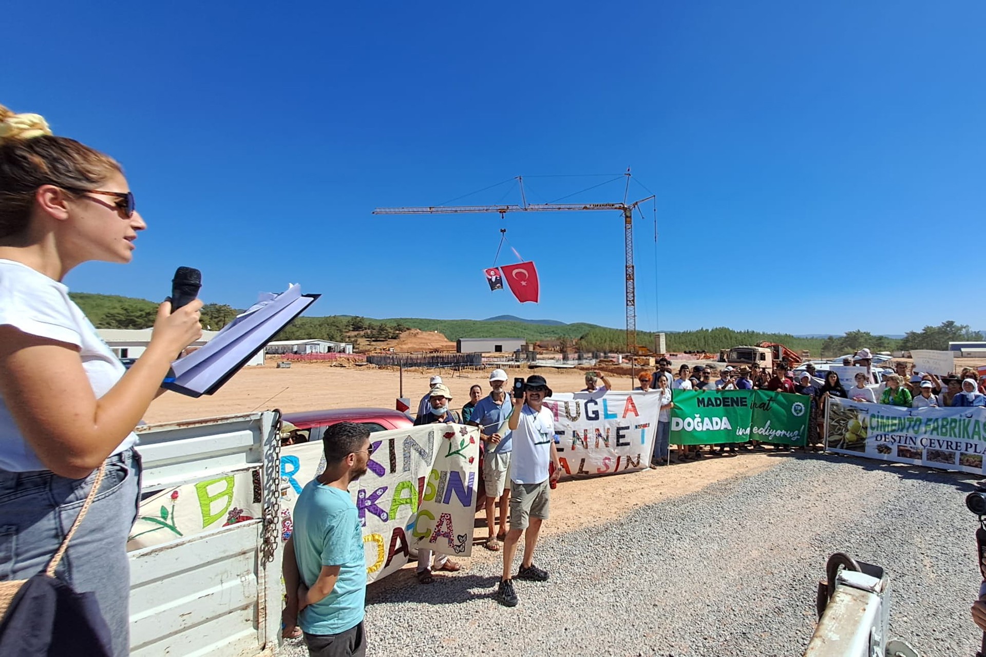 Muğla'da çimento fabrikasına karşı yaşam alanlarını koruyan yurttaşların gerçekleştirdiği protesto eyleminden bir fotoğraf.