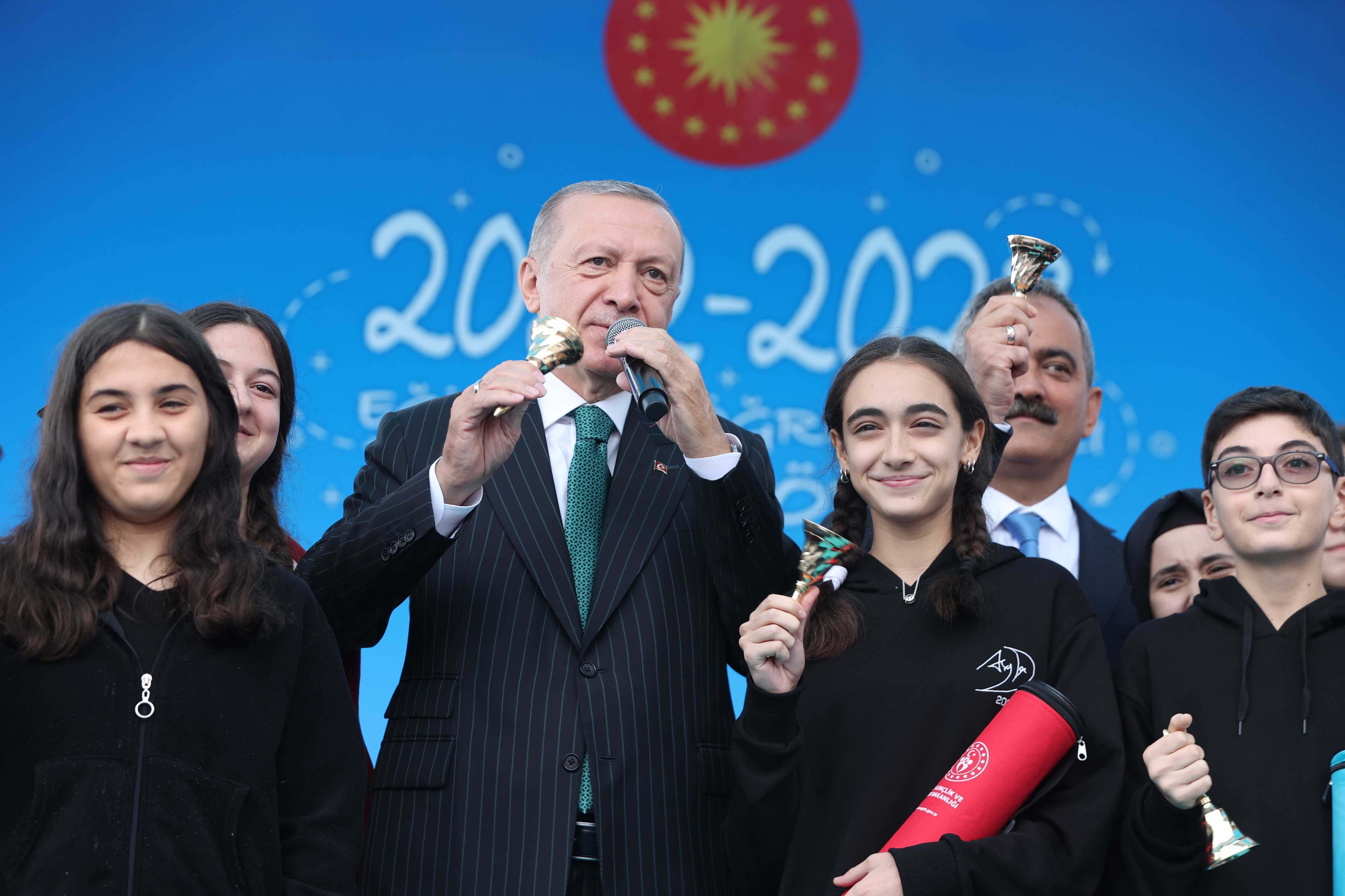 Erdoğan öğrencilerle gençlerle ders zilini çalıyor.