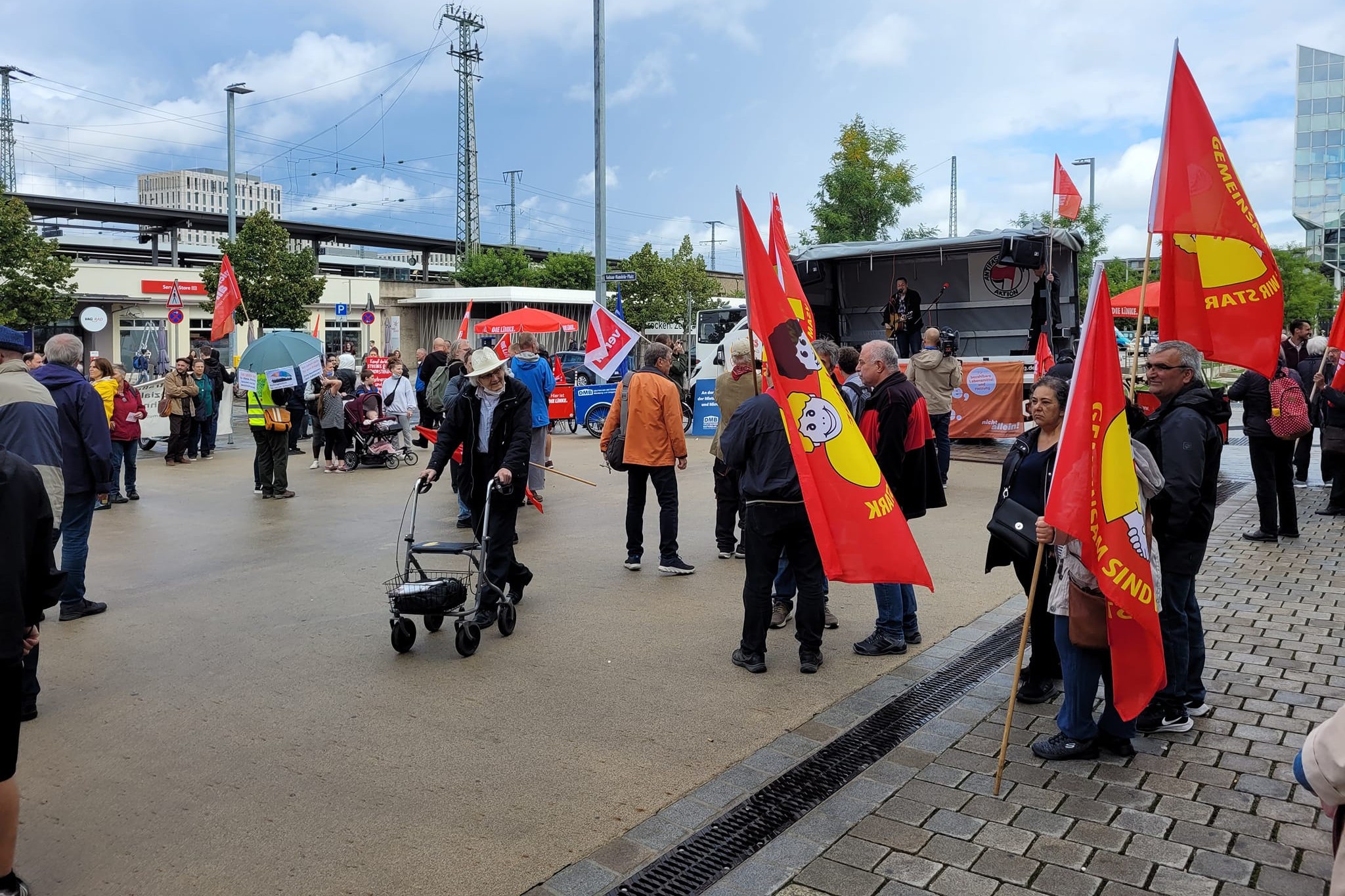 ellerinde bayrak ve pankar olan kalabalık insan topluluğu