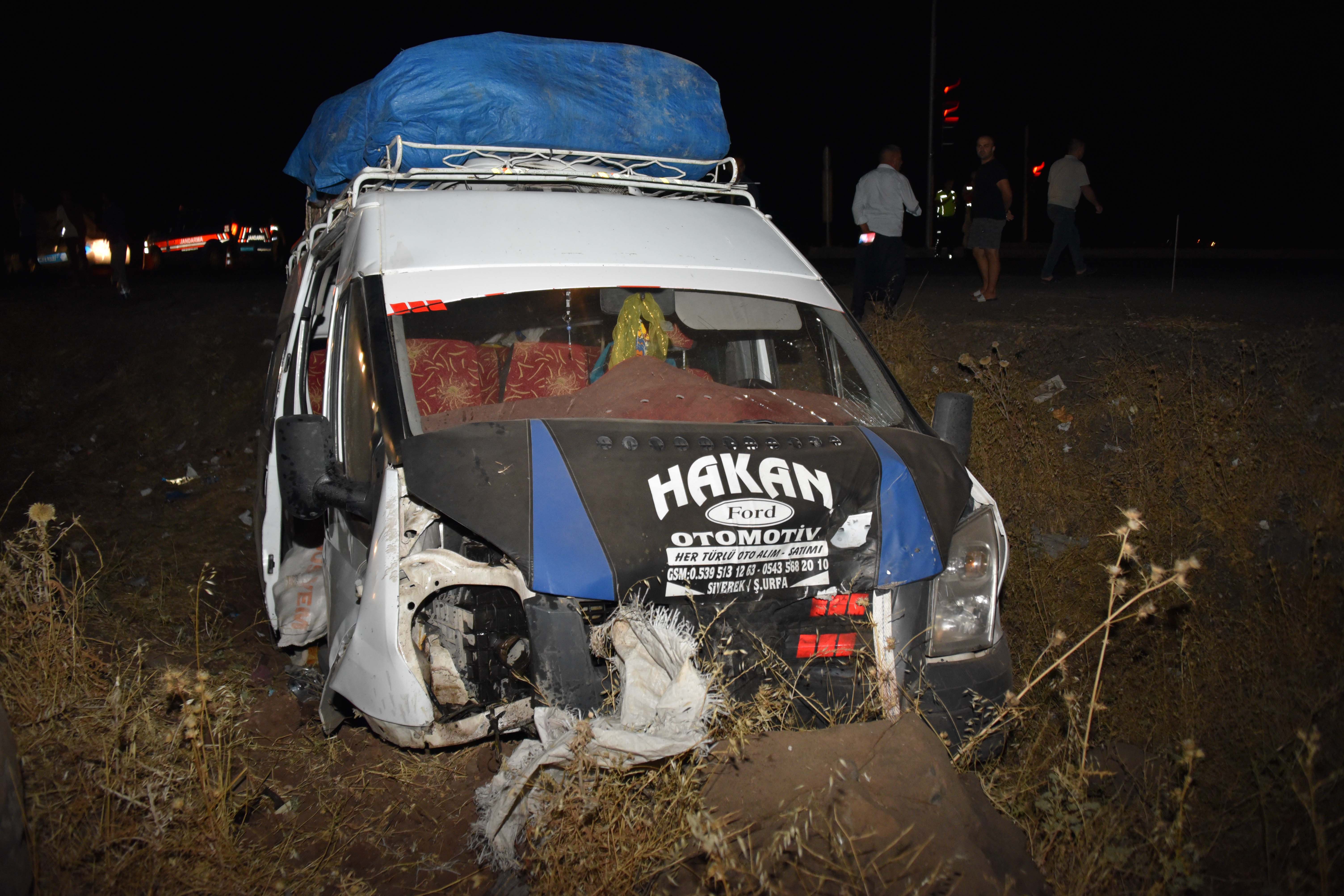 Urfa'da tarım işçilerini taşıyan minibüs ile otomobil çarpıştı: 16 yaralı