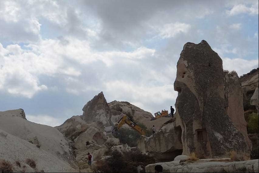 Kapadokya'da peri bacasına dayanmış iş makineleri