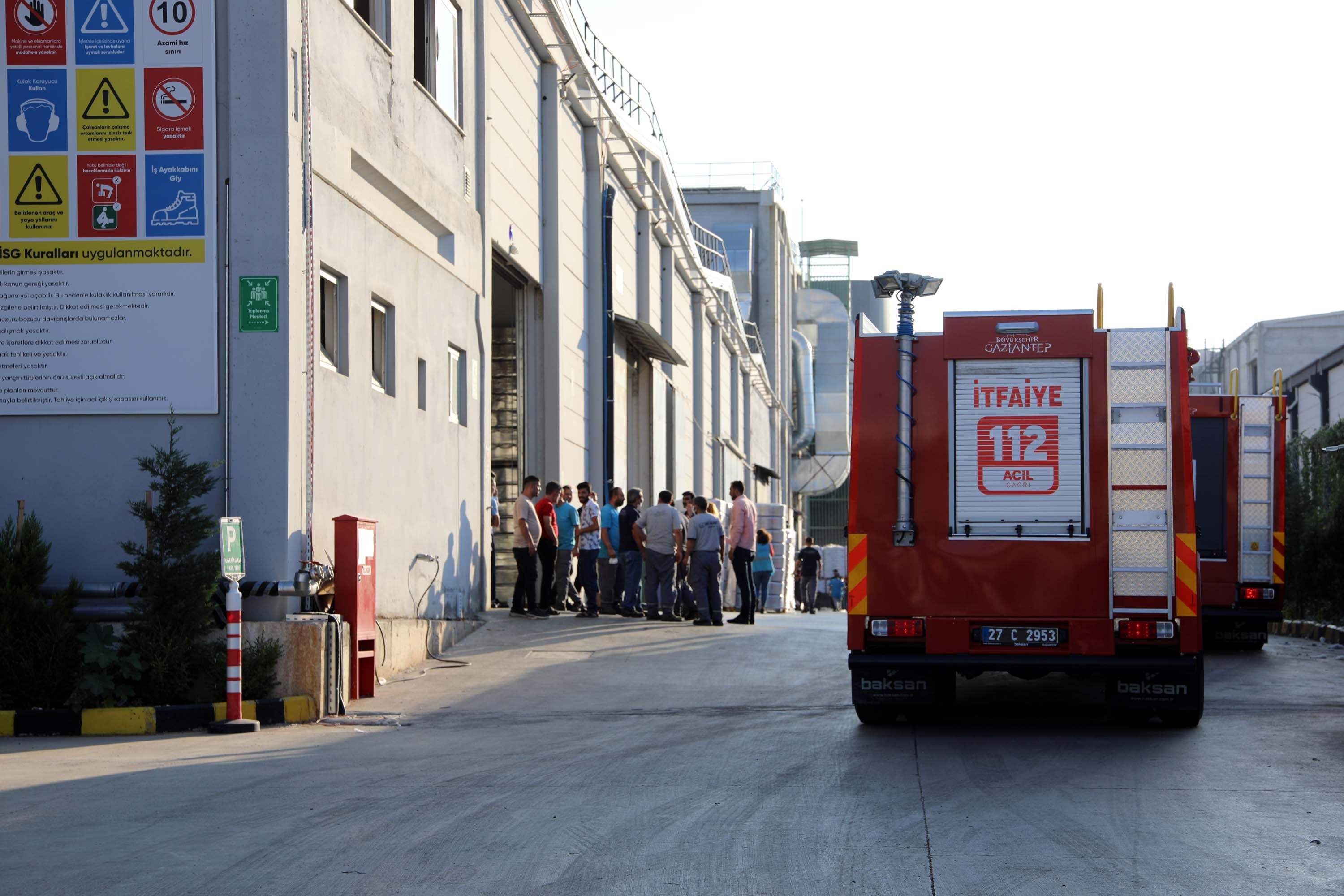 Antep'te pamuk fabrikasında yangın; 1 itfaiyeci yaşamını yitirdi, 9 yaralı