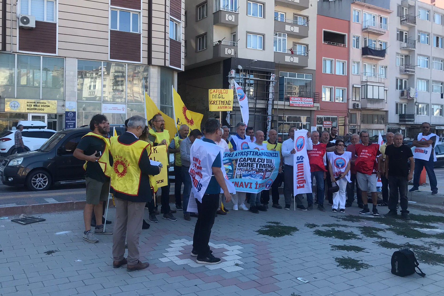 Bandırma'da eğitim emekçileri açıklama yaptı