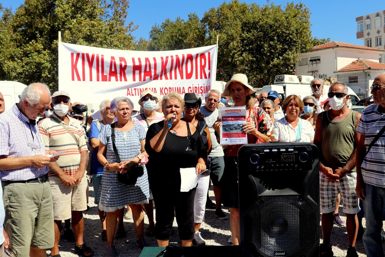 Ayvalık'ta Altınova sahilini gasbederek yükselen rezidans inşaatına karşı yapılan basın açıklamasından fotoğraf.