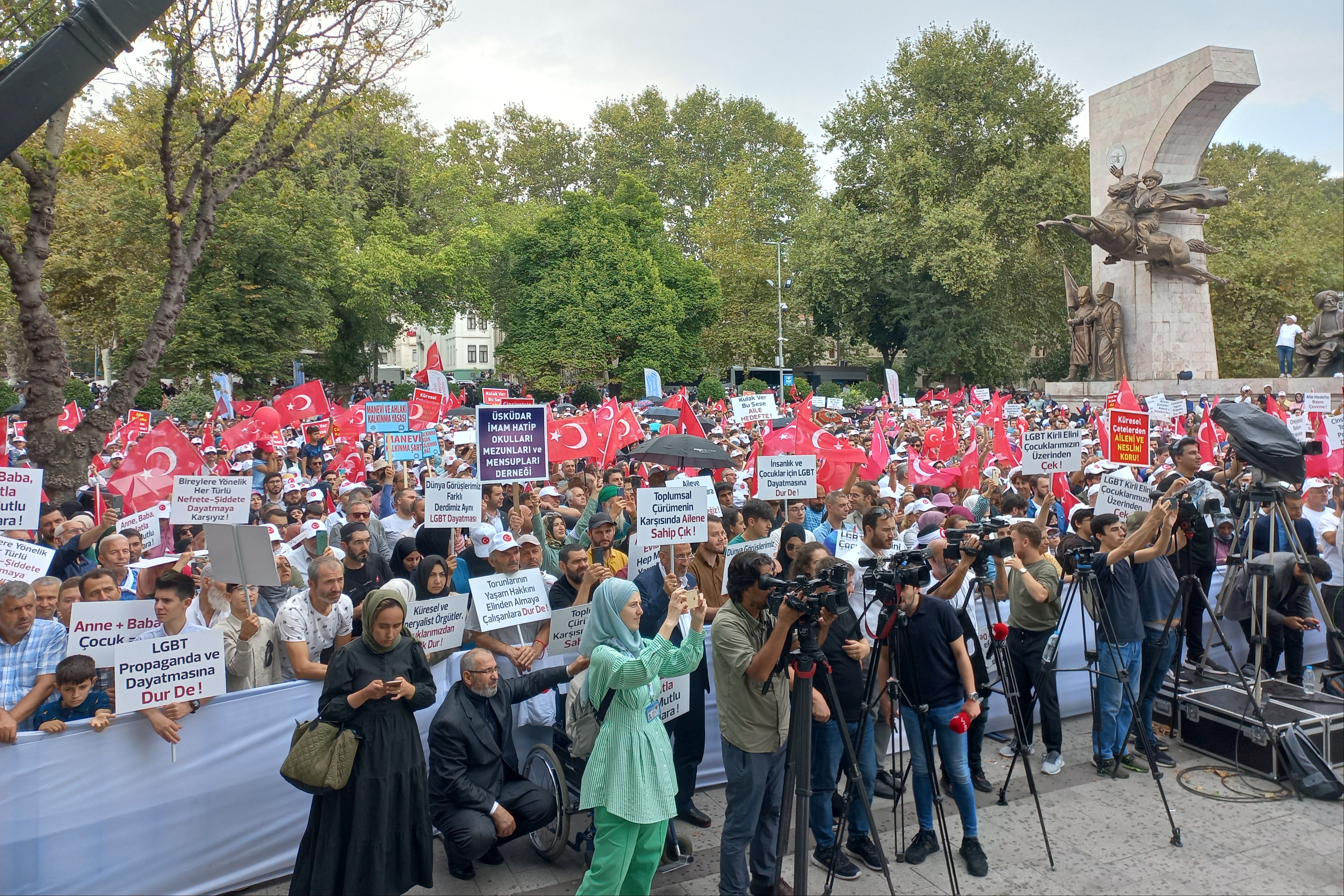 İstanbul'da düzenlenen LGBTİ+ karşıtı mitingden bir fotoğraf.