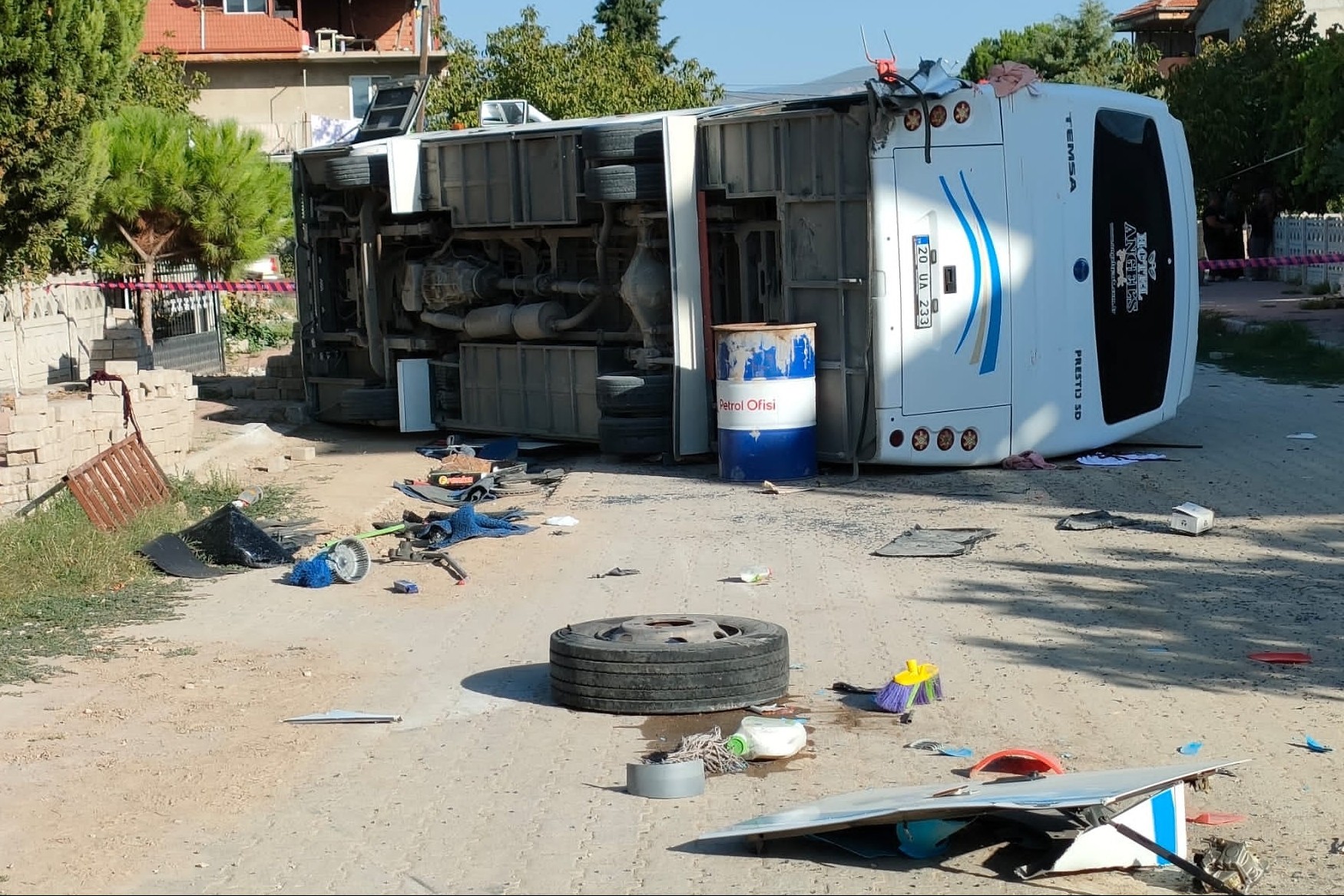 kopan parçaları etrafa saçılmış olan devrilen otobüs