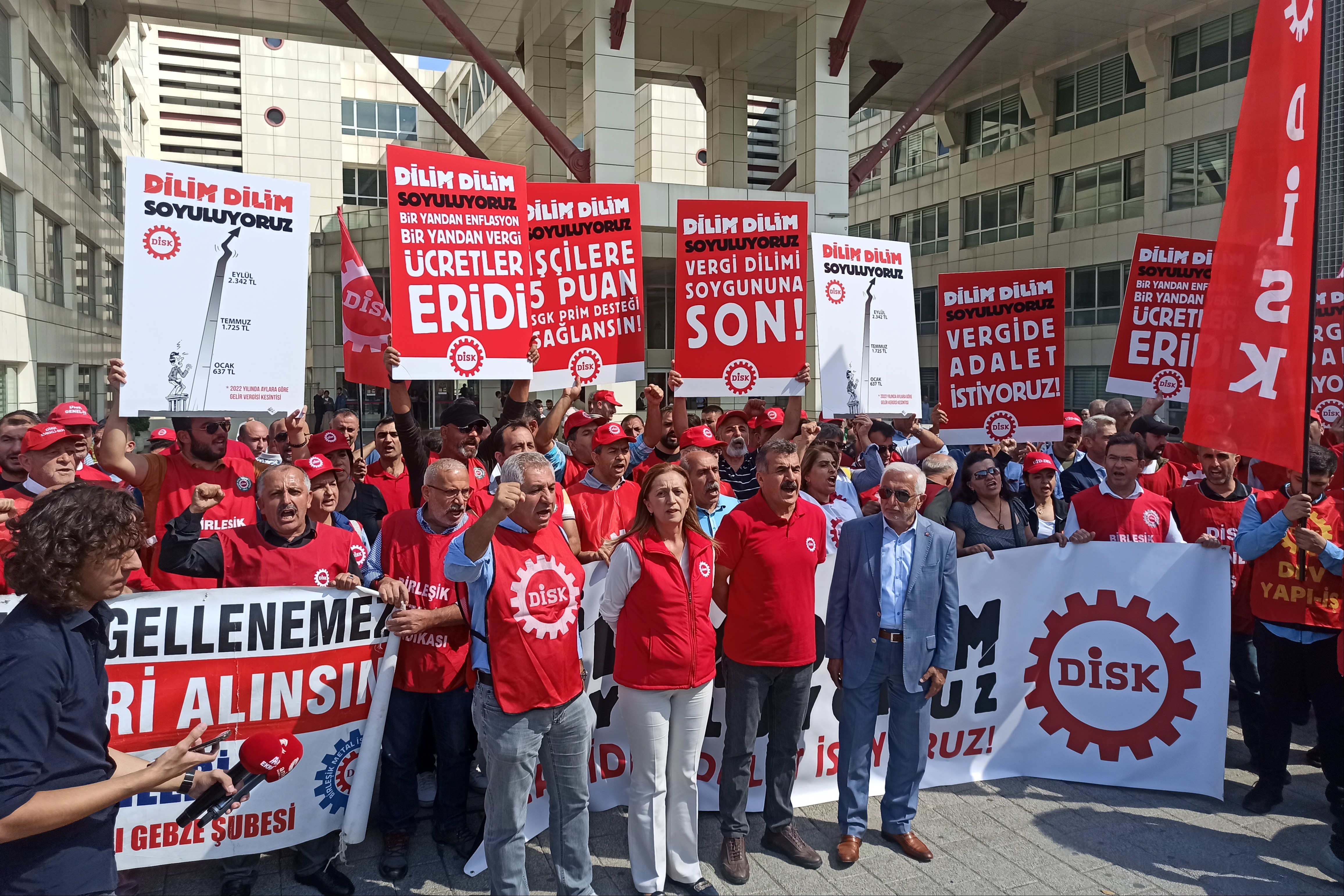 Seyit Aslan ve Arzu Çerkezoğlunun ön planda yer aldığı, dilim dilim soyuluyoruz pankartlarının bulunduğu kalabalık