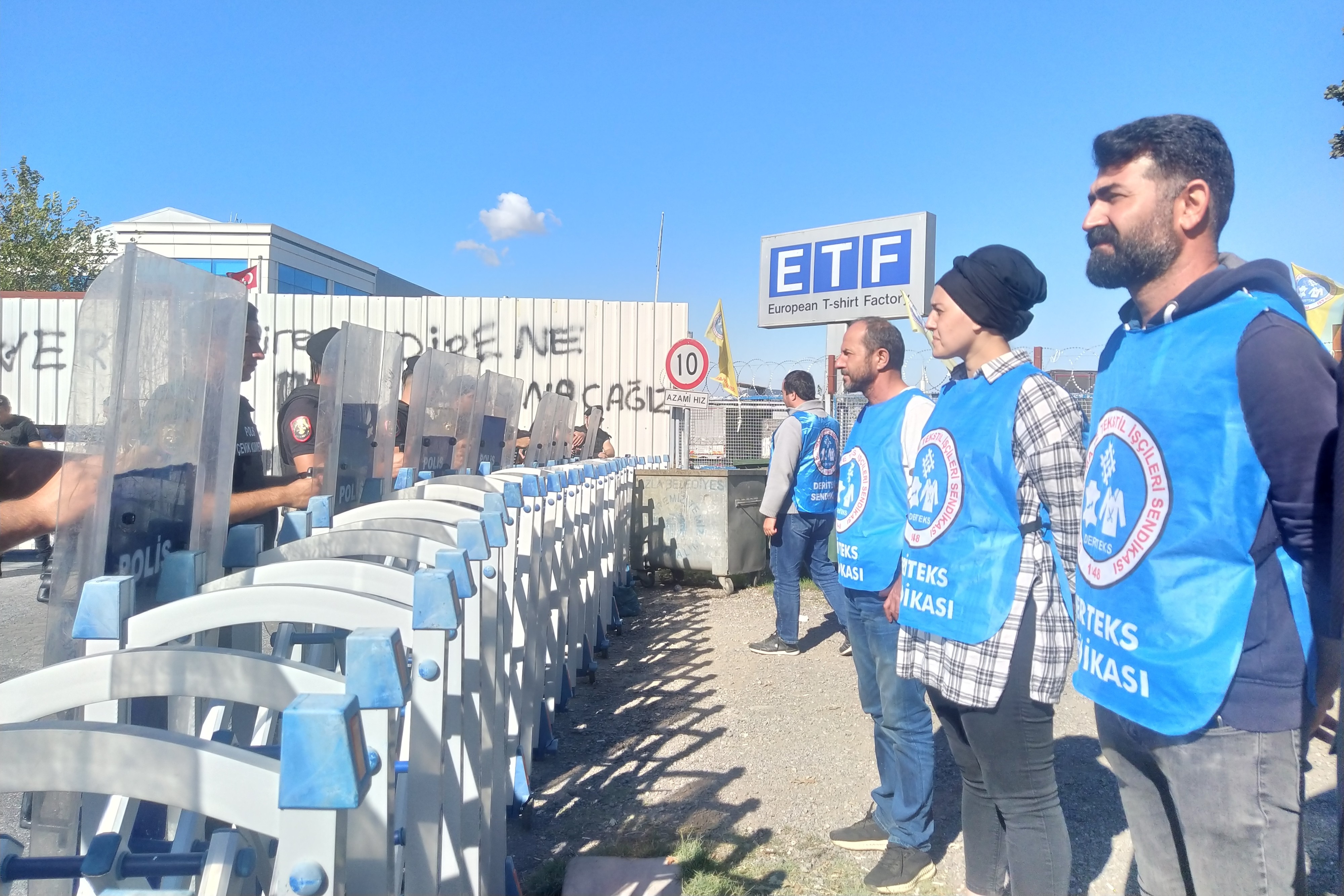 işçiler polis barikatı önünde bekliyor