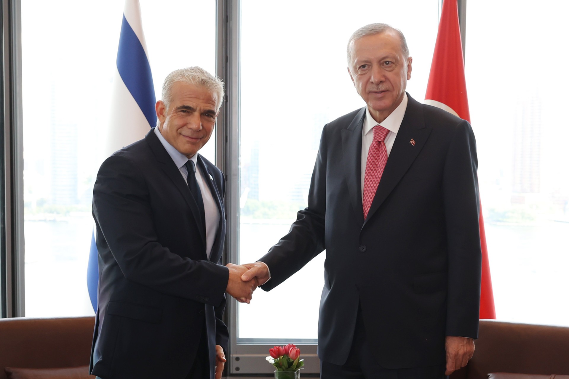 Tayyip Erdoğan (sağda) Yair Lapid (solda) 