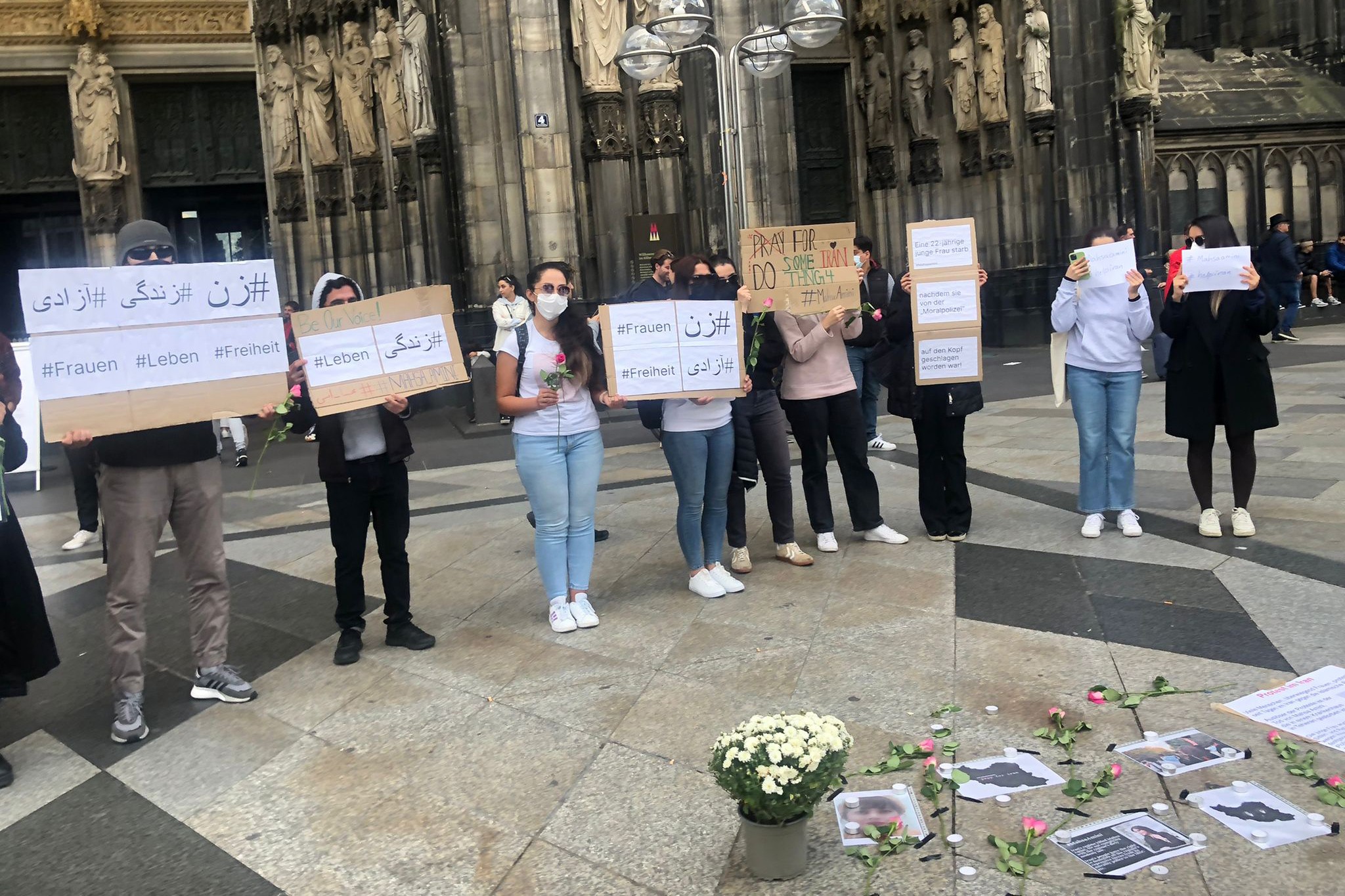 Almanya'nın Köln kentinde bir araya gelen ve Mahsa Amini'nin öldürülmesini protesto eden İranlı kadınların eyleminden bir fotoğraf.