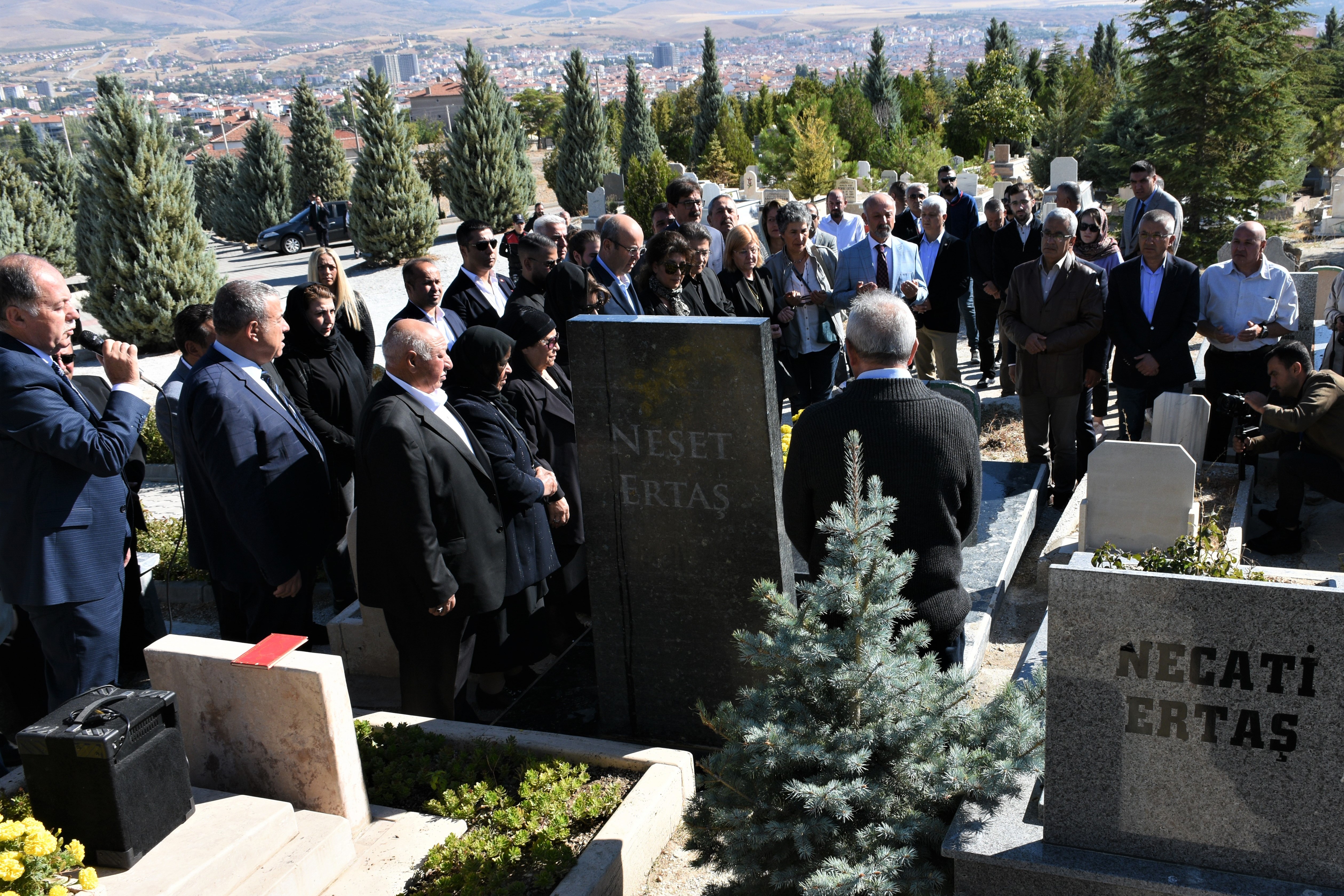 Neşet Ertaş'ın ölümünün 10. yıl dönümünde mezarı başında düzenlenen anma töreninden bir fotoğraf.