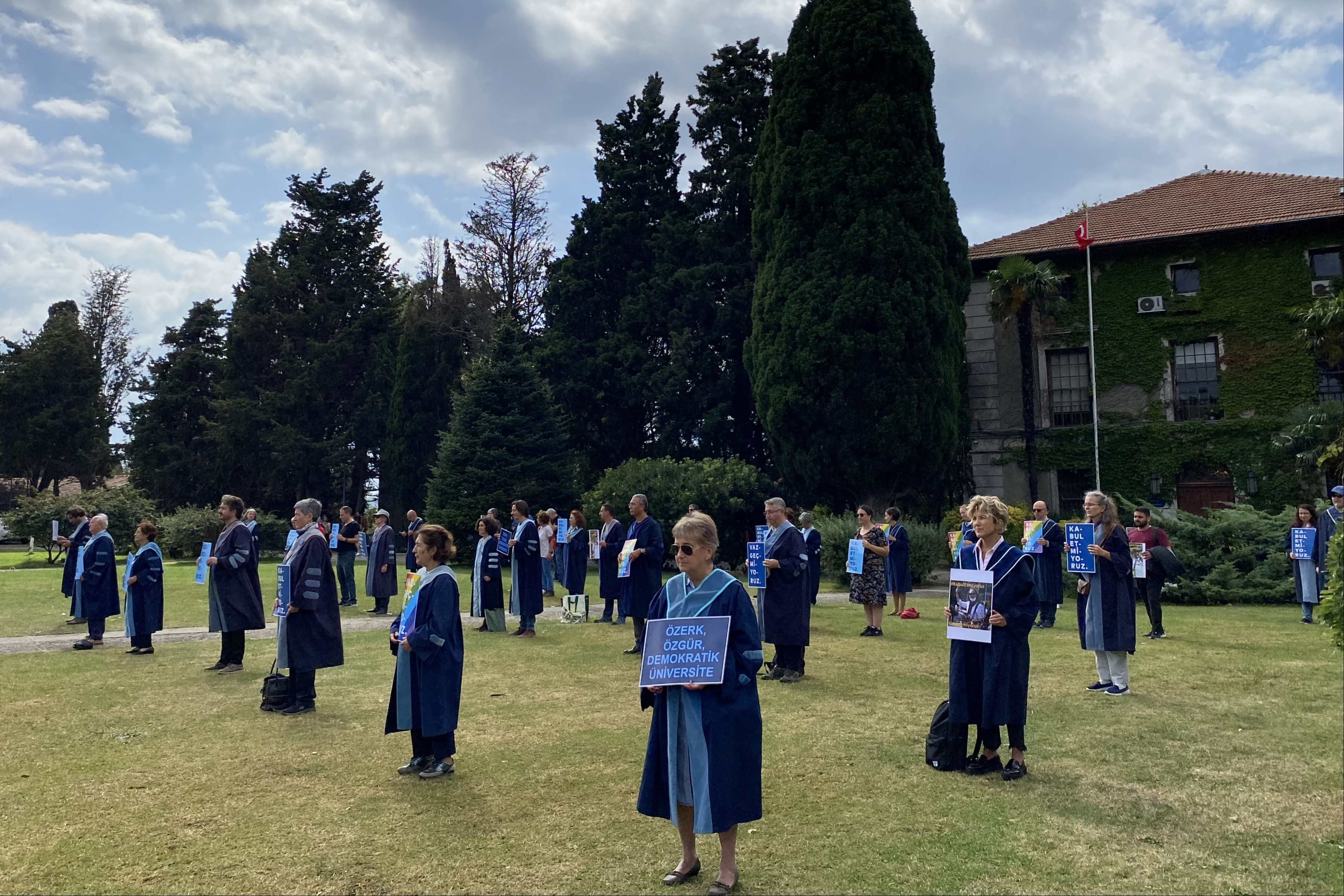 Boğaziçi Üniversitesi akademisyenleri rektörlüğe sırtını çevirdi