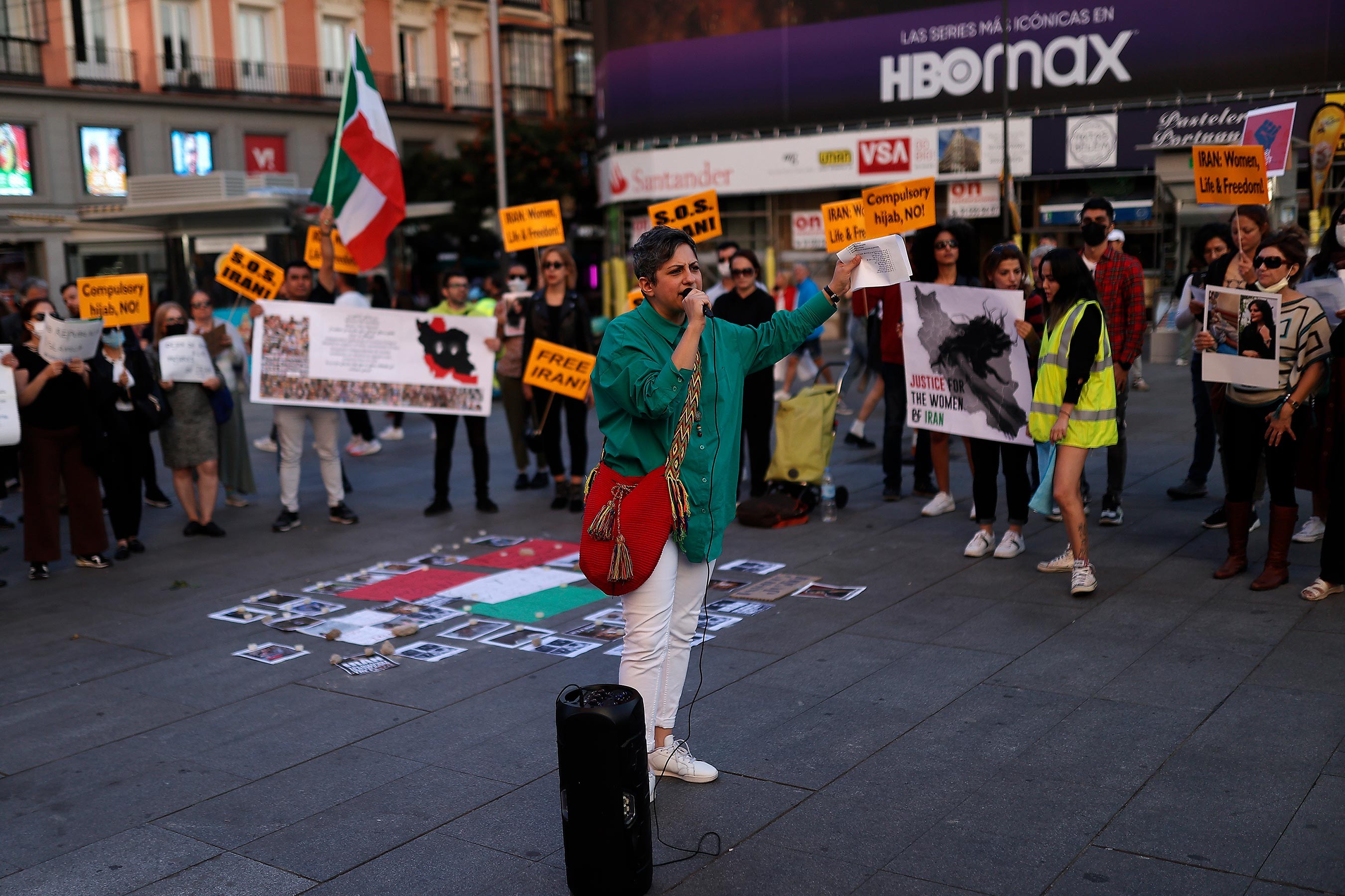 Mahsa Amini için Madrid'de düzenlenen eylem