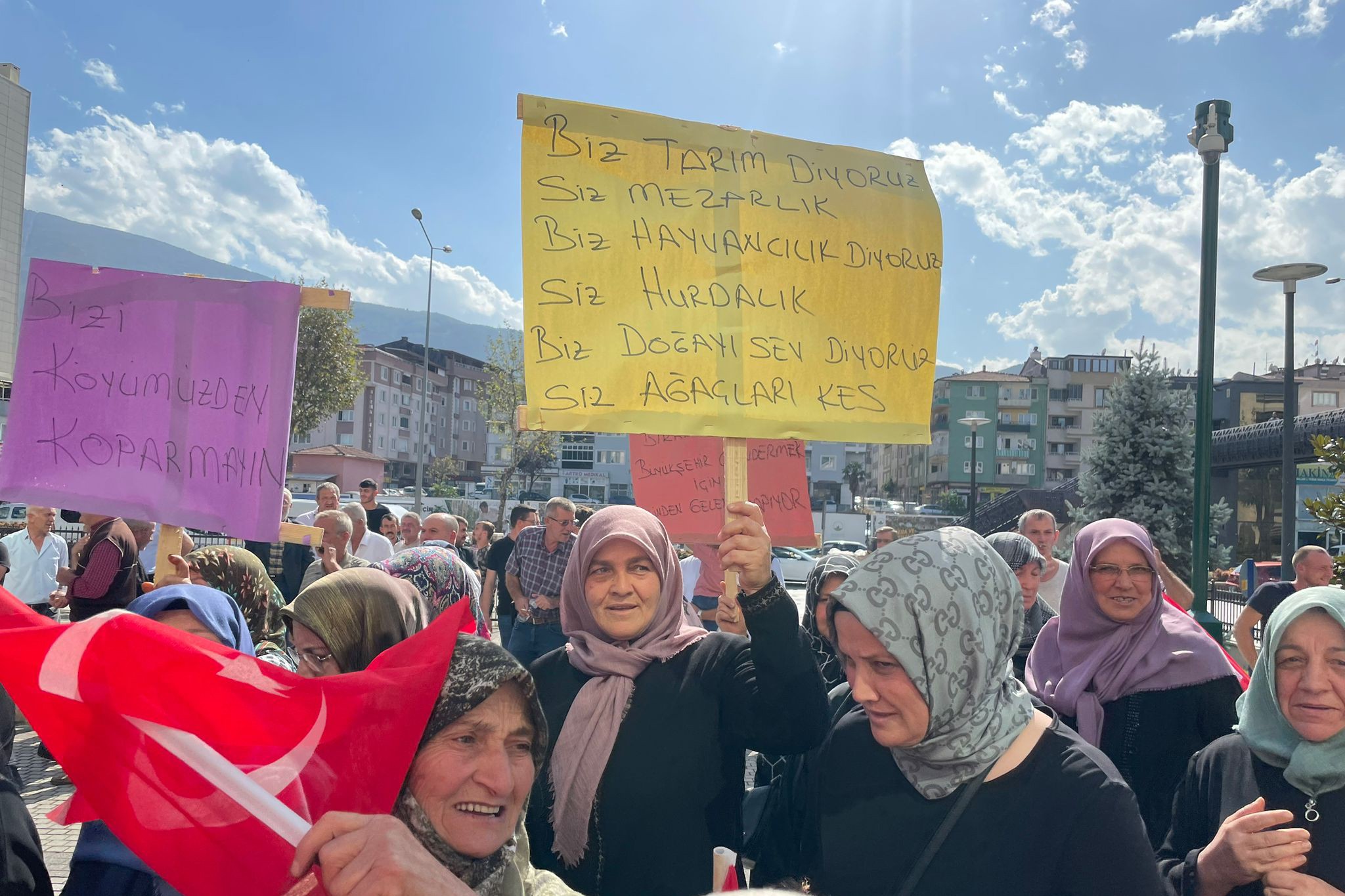 katı atık tesisine karşı çıkan kadınlar