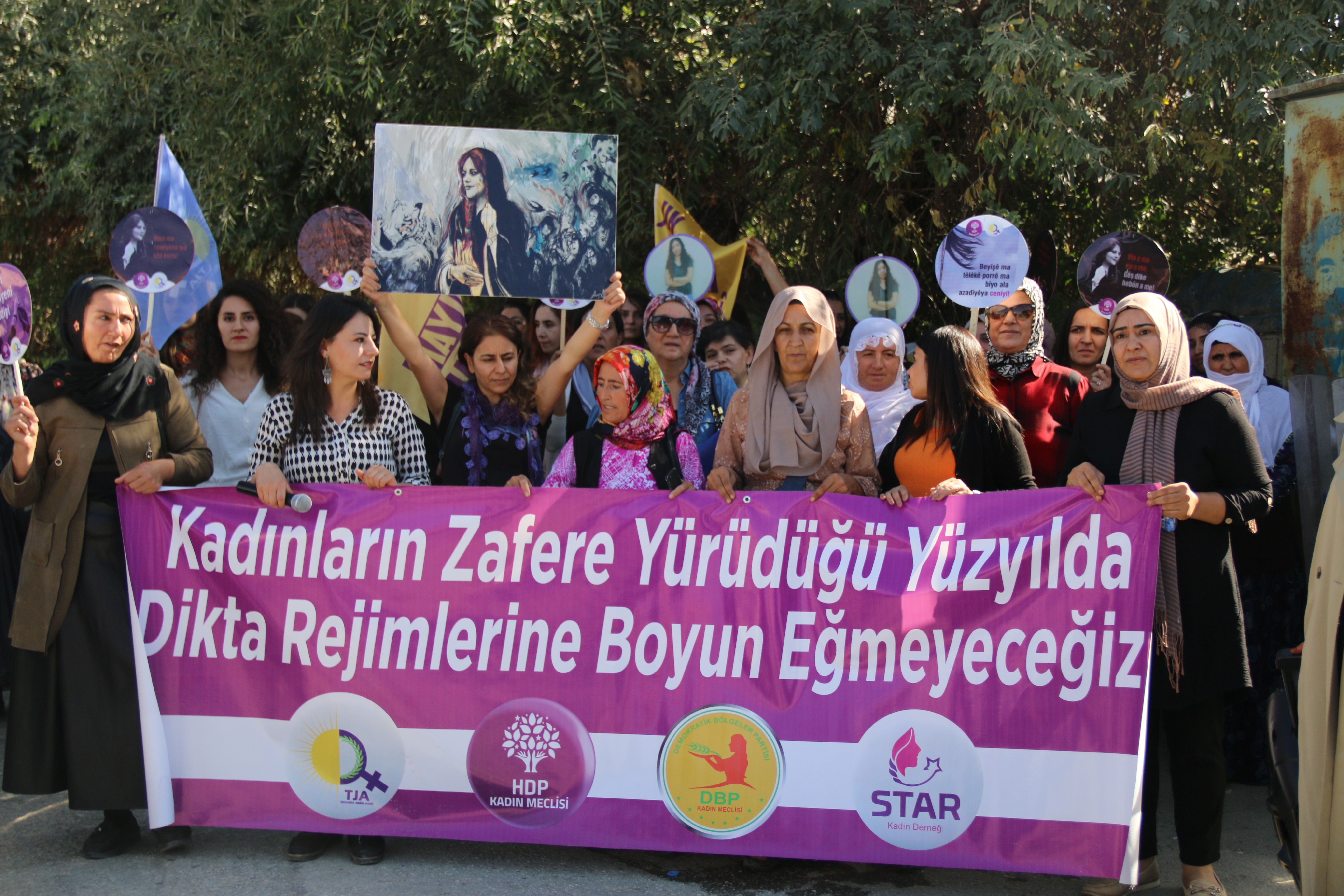 Mahsa Amini'nin öldürülmesinin ardından Van'da gerçekleştirilen protesto eyleminden bir fotoğraf.