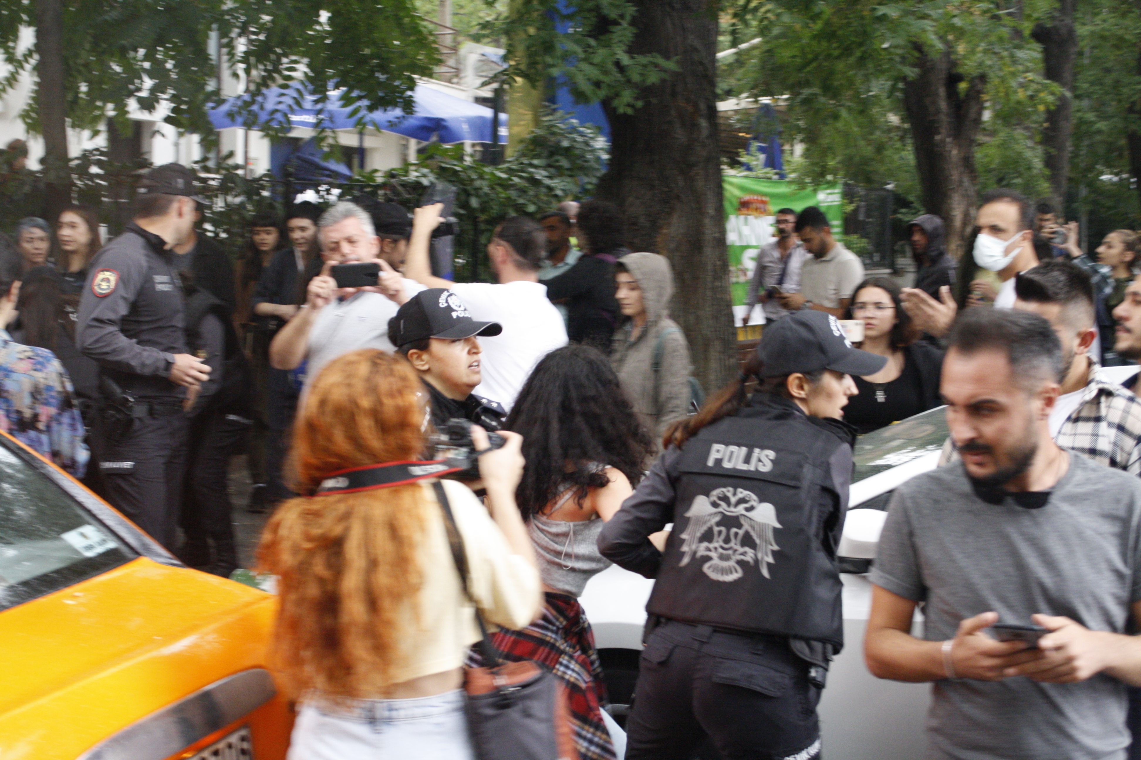 Ankara'da Mahsa Amini için yapılan eyleme polisin müdahale ettiği anlardan bir fotoğraf.