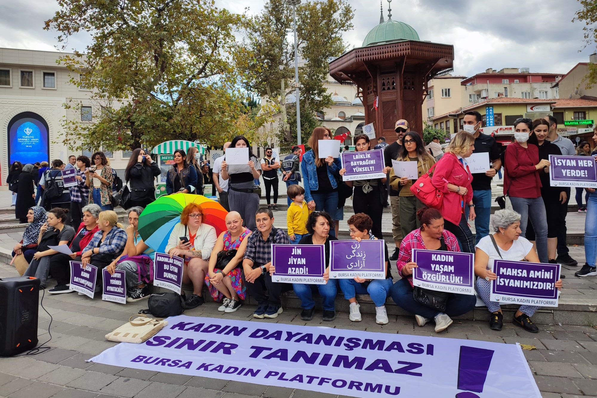 Bursa'da Mahsa Amini için gerçekleştirilen eylemden bir fotoğraf.