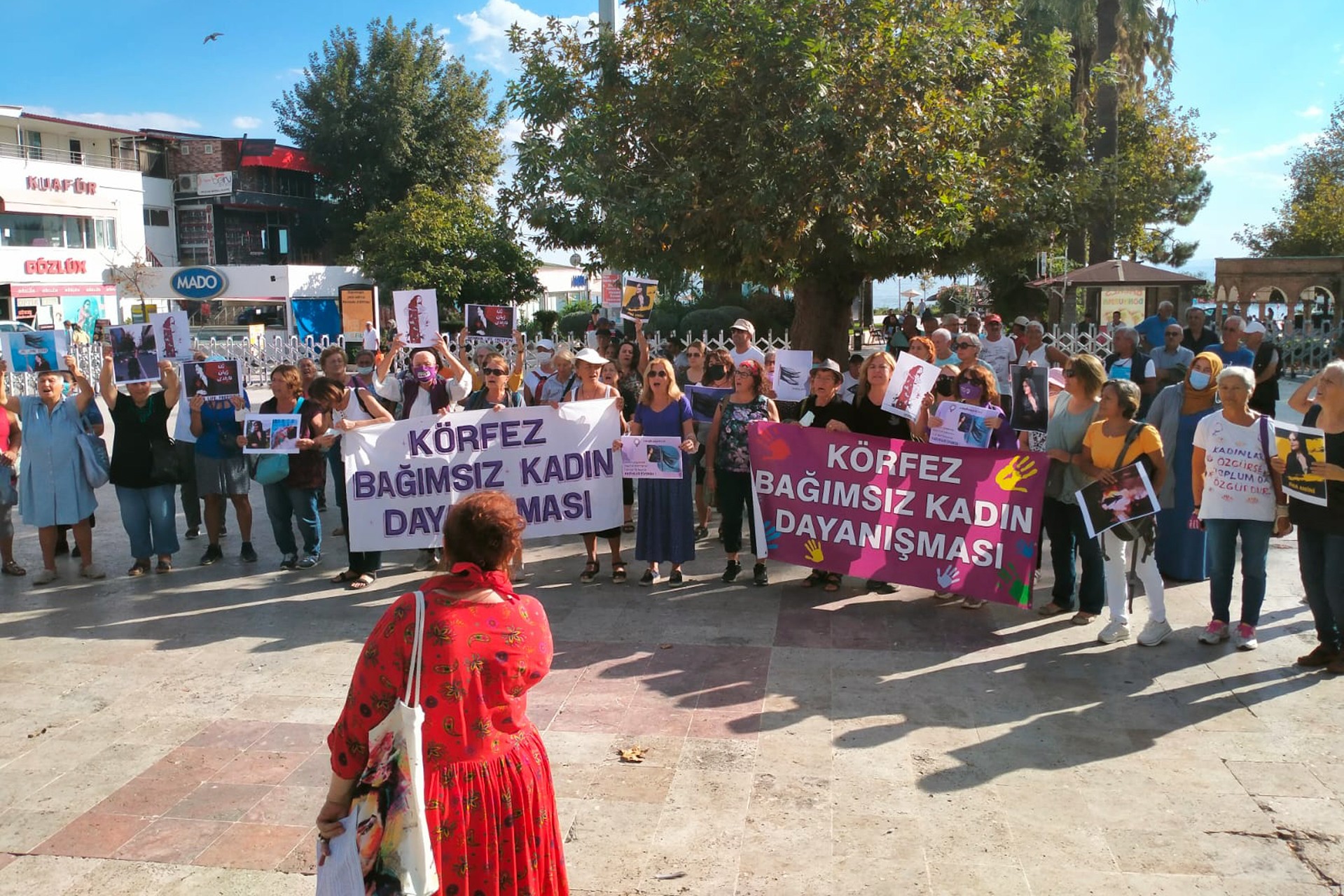 Balıkesir Altınoluk'ta kadınların Mahsa Amini için yaptıkları eylemden bir fotoğraf.