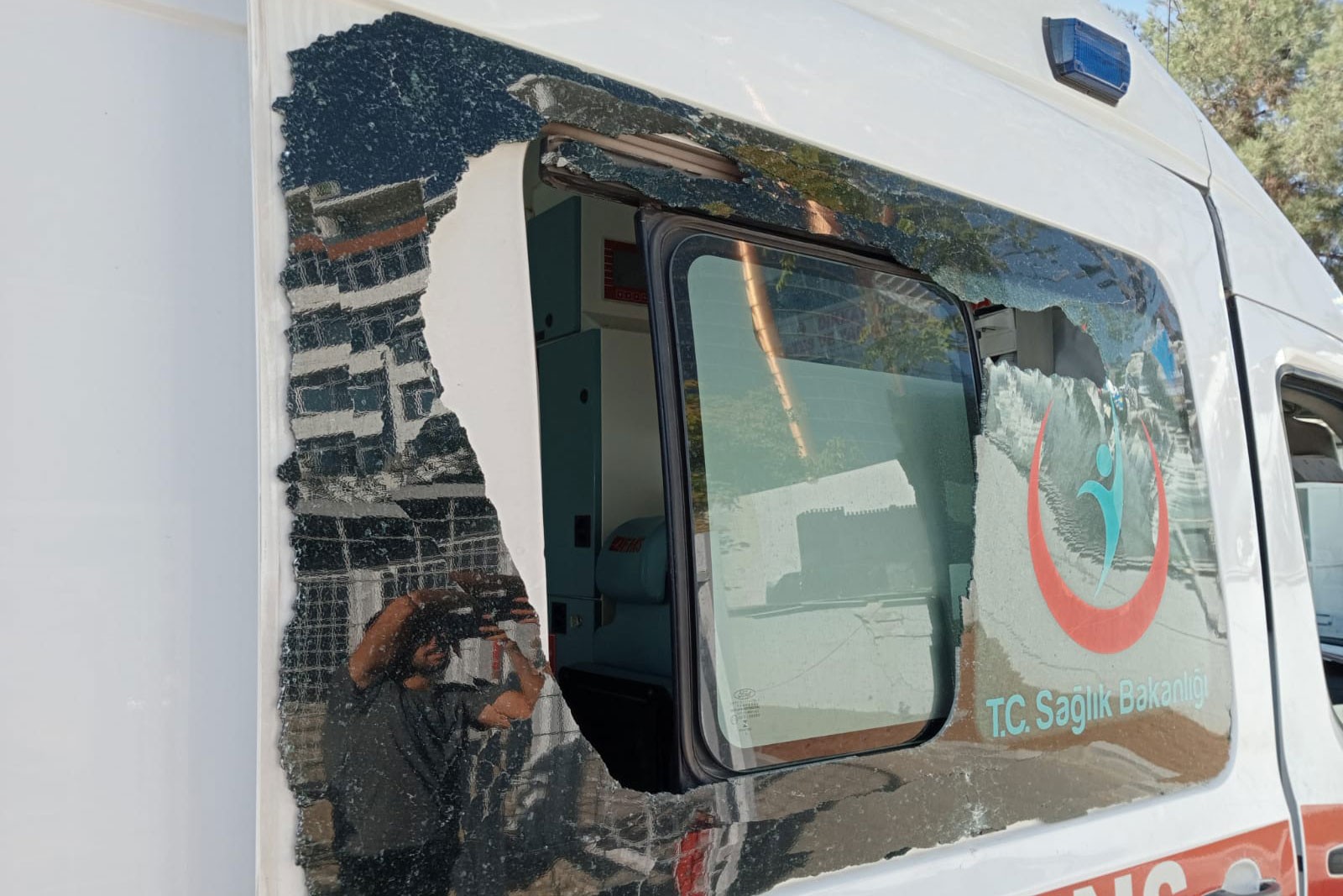 Camı kırılan ambulans