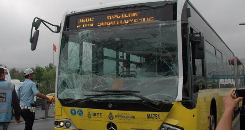 İki metrobüs çarpıştı: 3'ü ağır 16 yaralı