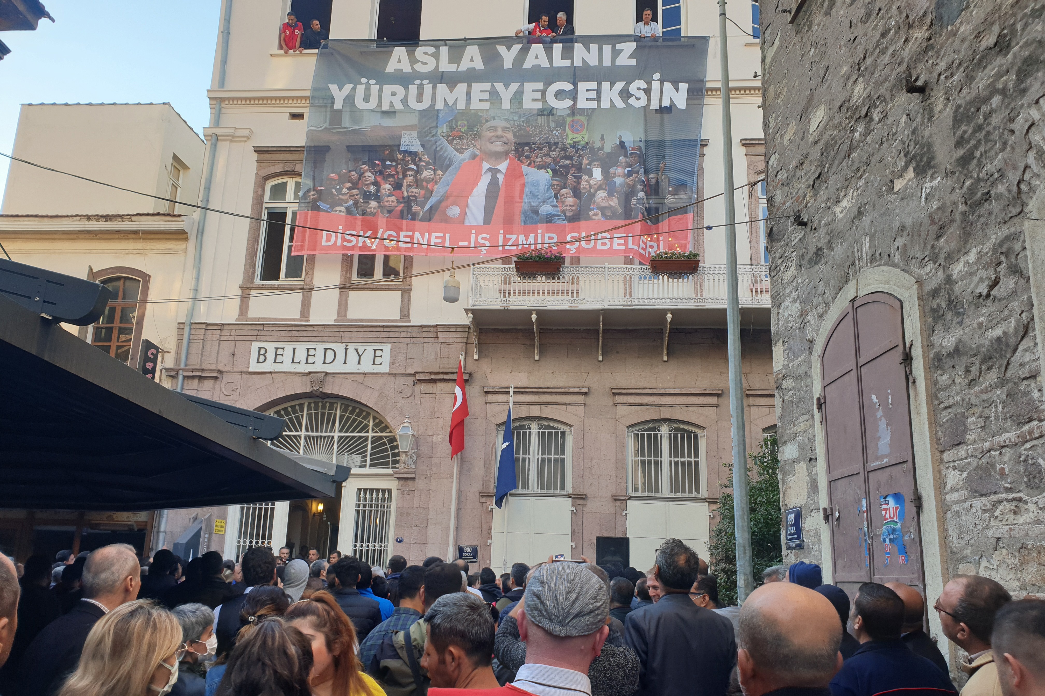 Genel-İş İzmir Şube binasına asılan pankart