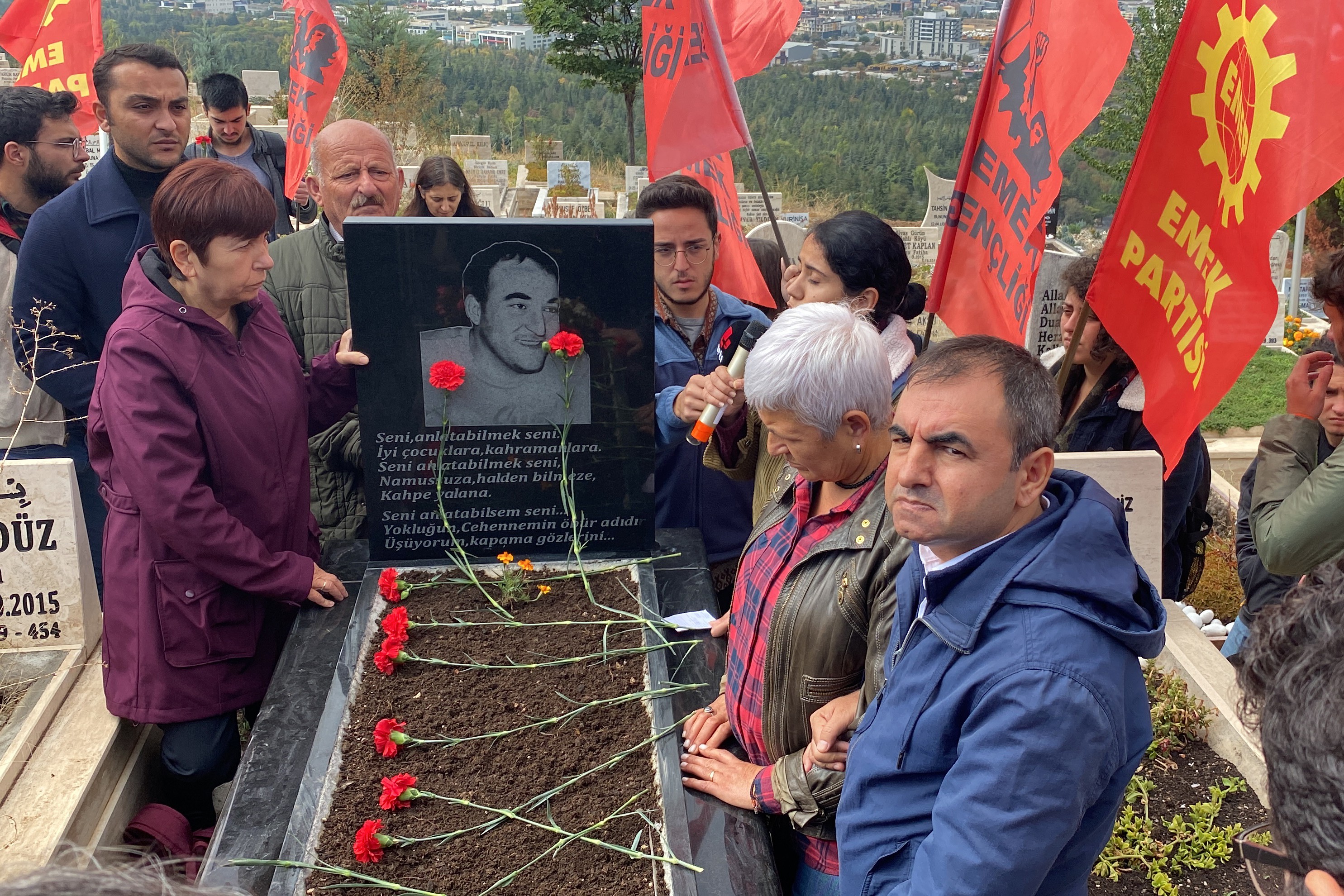 10 Ekim Ankara Katliamı'nın 7'nci yıl dönümünde Ankara'da Karşıyaka Mezarlığı'nda düzenlenen anmadan bir fotoğraf.