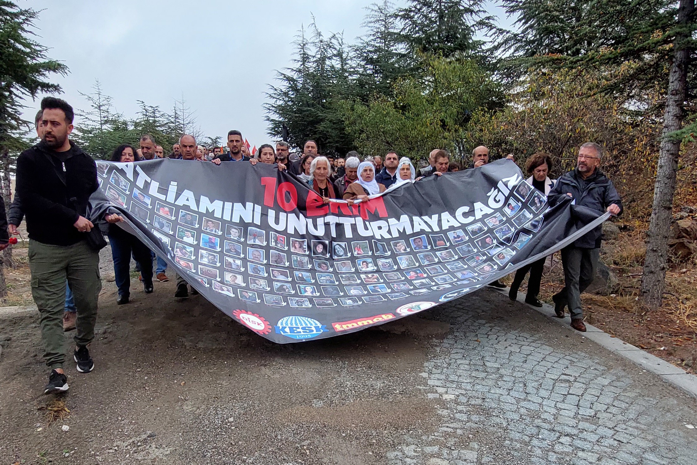 10 Ekim Ankara Katliamı'nın 7'nci yıl dönümünde Ankara'da Karşıyaka Mezarlığı'nda düzenlenen anmadan bir fotoğraf.