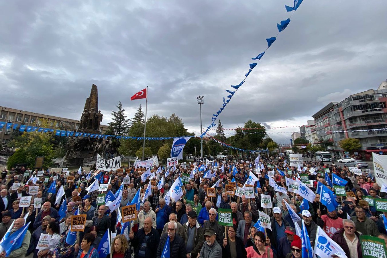 Sol Parti'nin Uşak mitinginden bir fotoğraf.