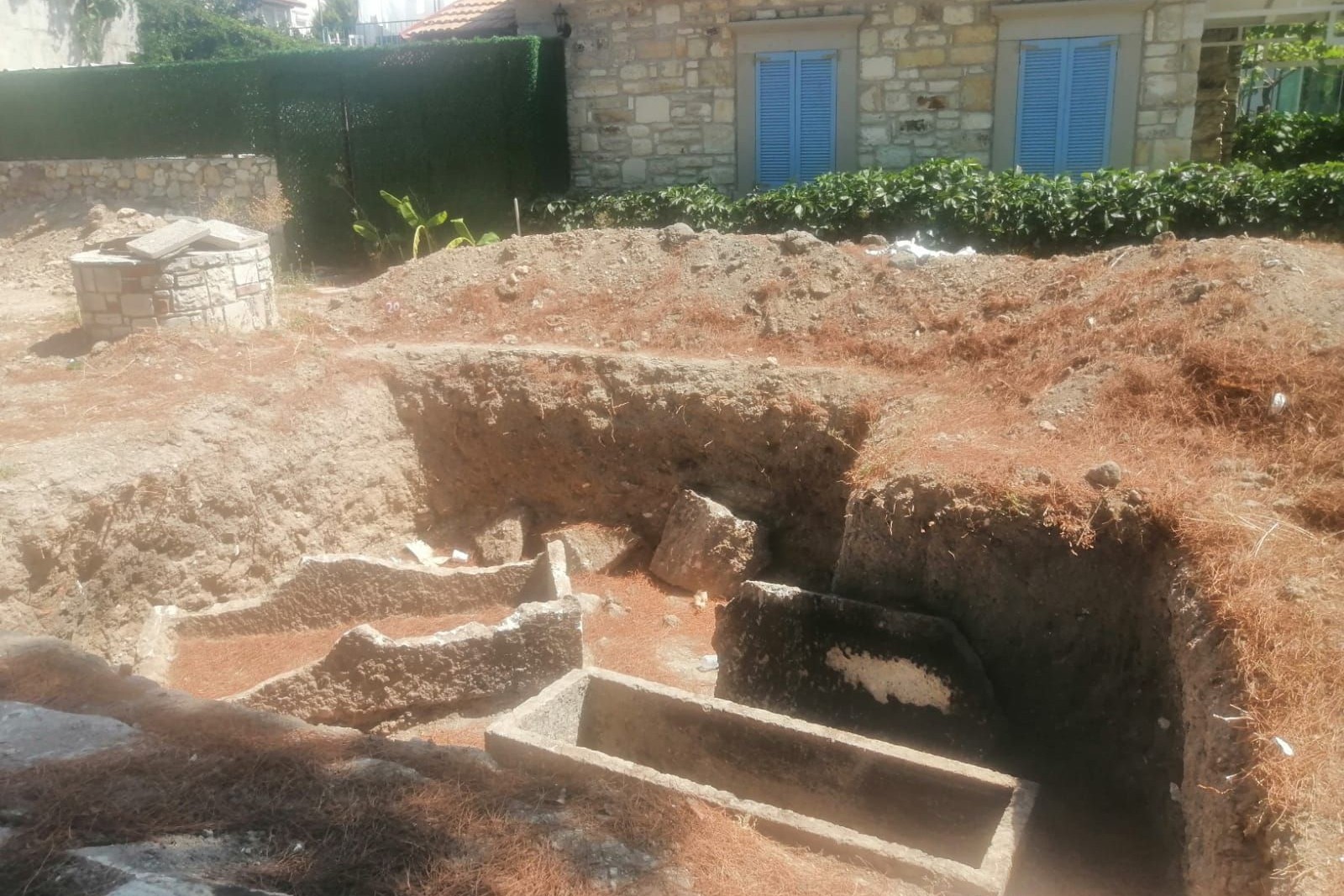 Kazılarda çok sayıda zengin buluntular içeren lahitlere rastlanırken, kentin bu bölümünün nekropol (antik-mezarlık) olduğu anlaşılırken, ayrıca yine aynı bölgede çok sayıda tarihi duvar da ortaya çıkarıldı.  