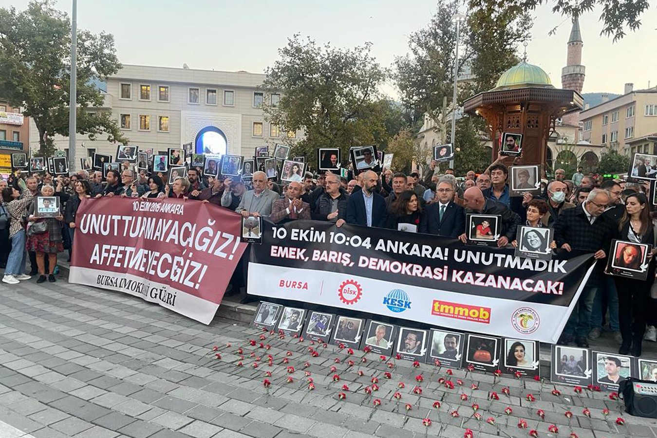 10 Ekim Ankara Katliamı'nın 7'nci yıl dönümünde Bursa'da gerçekleştirilen anmadan bir fotoğraf.