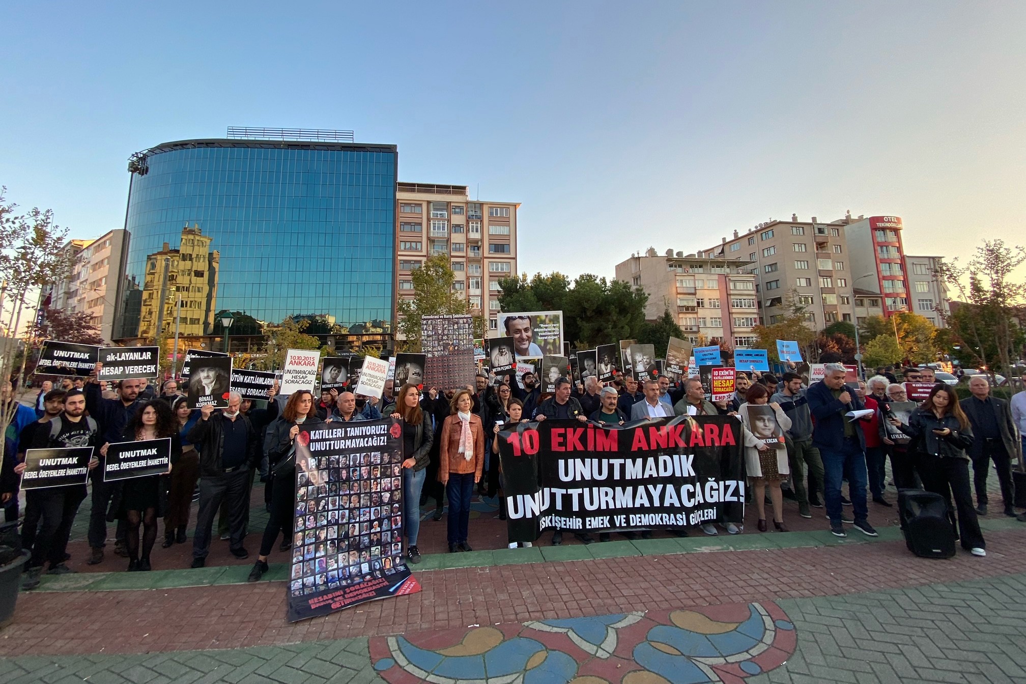 10 Ekim Ankara Katliamı'nın 7'nci yıl dönümünde Eskisehir'de gerçekleştirilen anmadan bir fotoğraf.