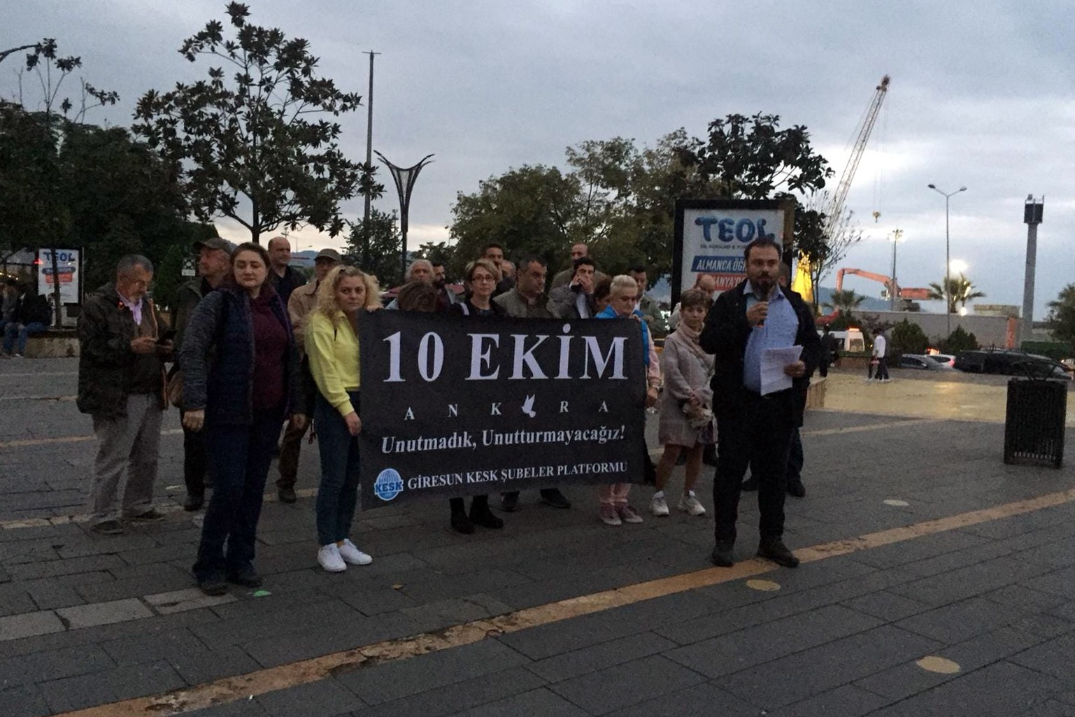 10 Ekim Ankara Katliamı'nın 7'nci yıl dönümünde Giresun'da gerçekleştirilen anmadan bir fotoğraf.