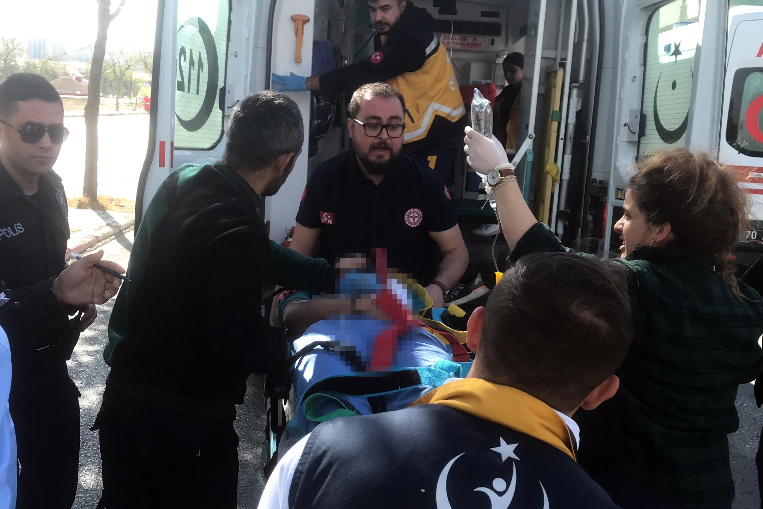 Kız çocuğu ambulansa konuluyor