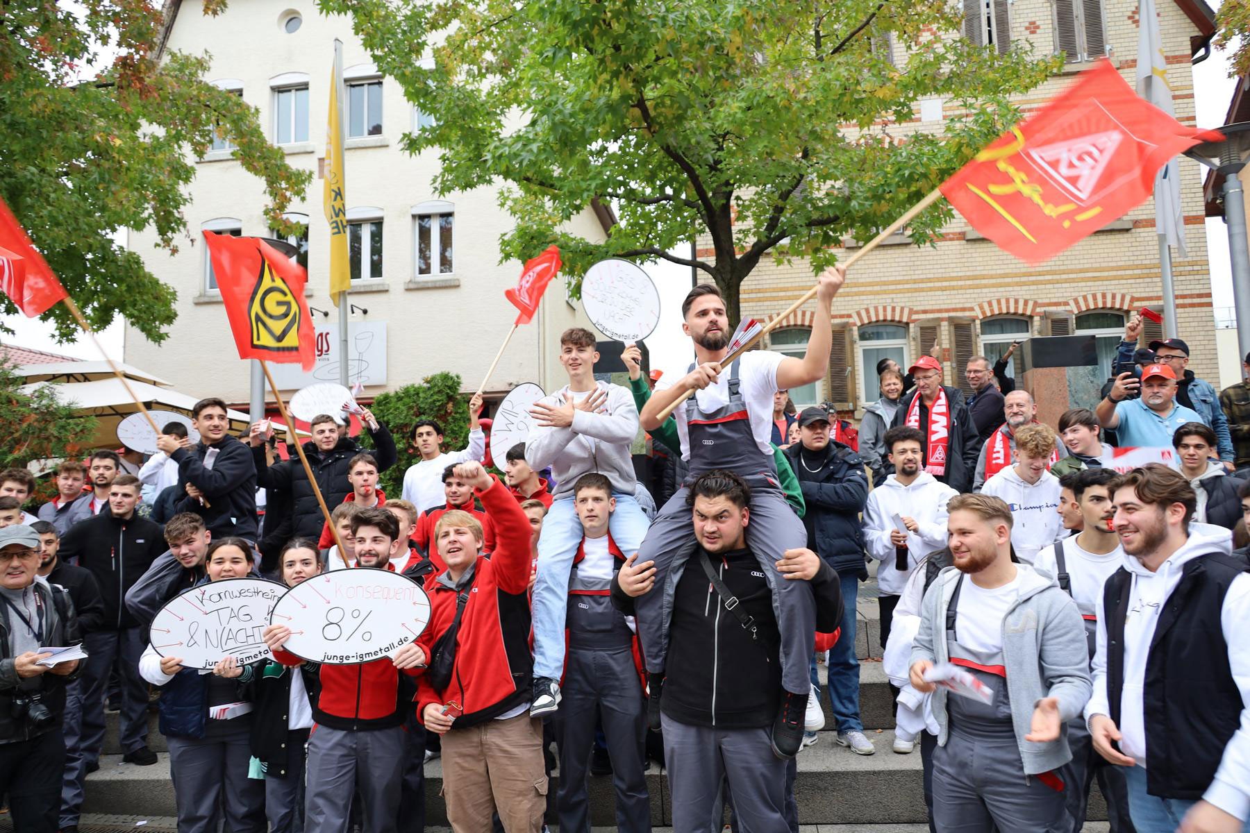 Almanya'da yürüyüş düzenleyen metal işçileri