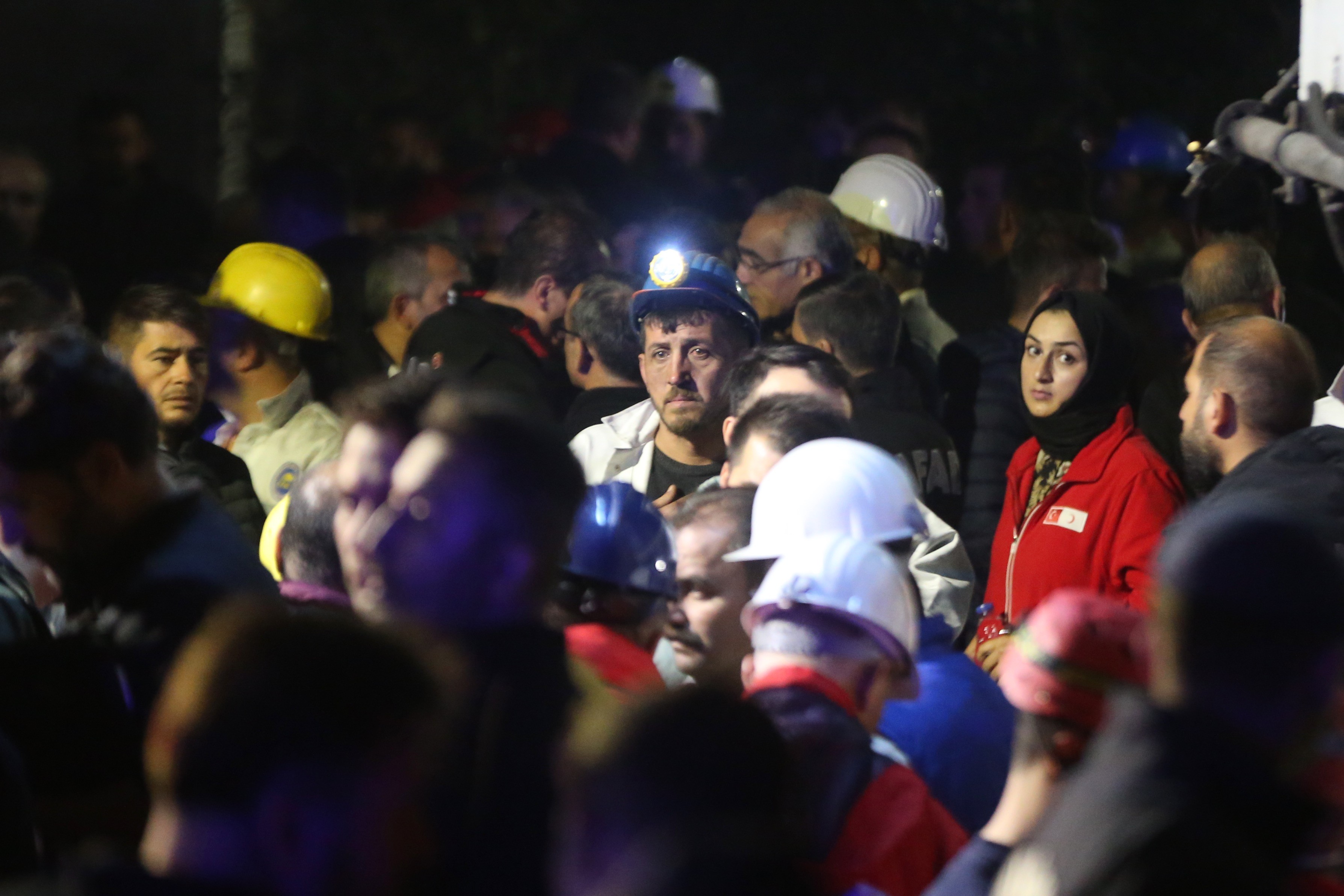 maden ocağı önündeki kalabalık ve ambulanslar